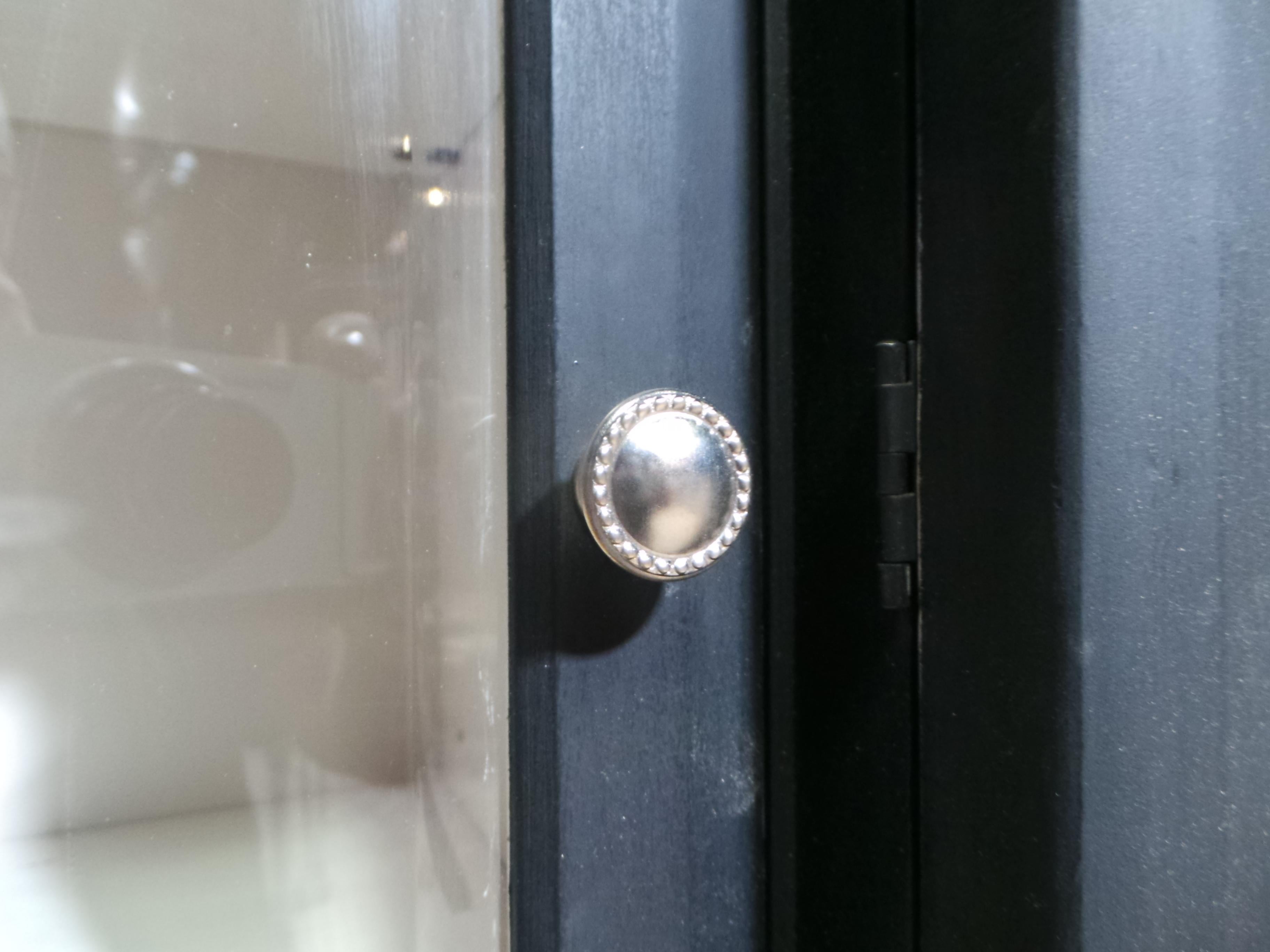 Vitrine à porte en verre de style gustavien Bon état - En vente à Hollywood, FL