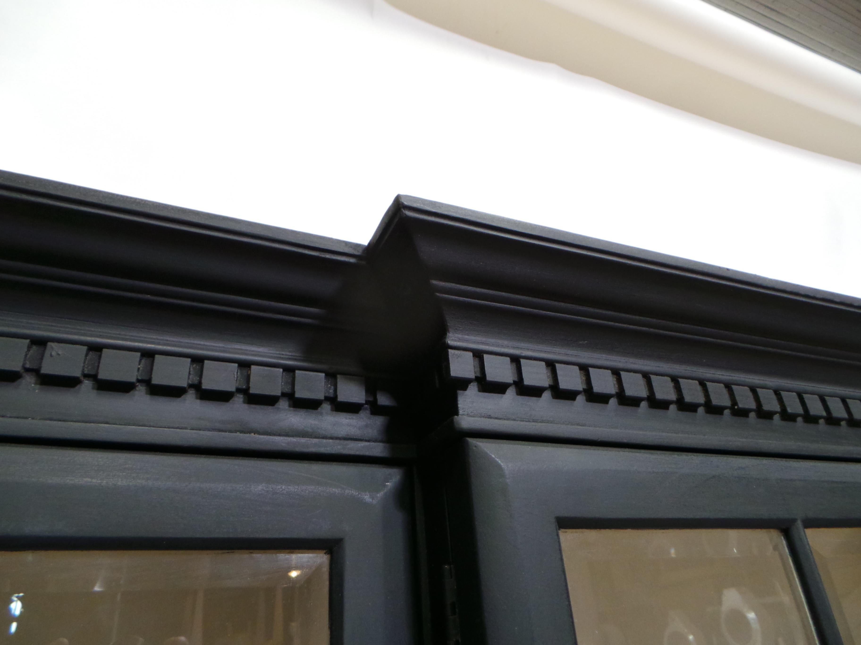 Milieu du XXe siècle Vitrine à porte en verre de style gustavien en vente