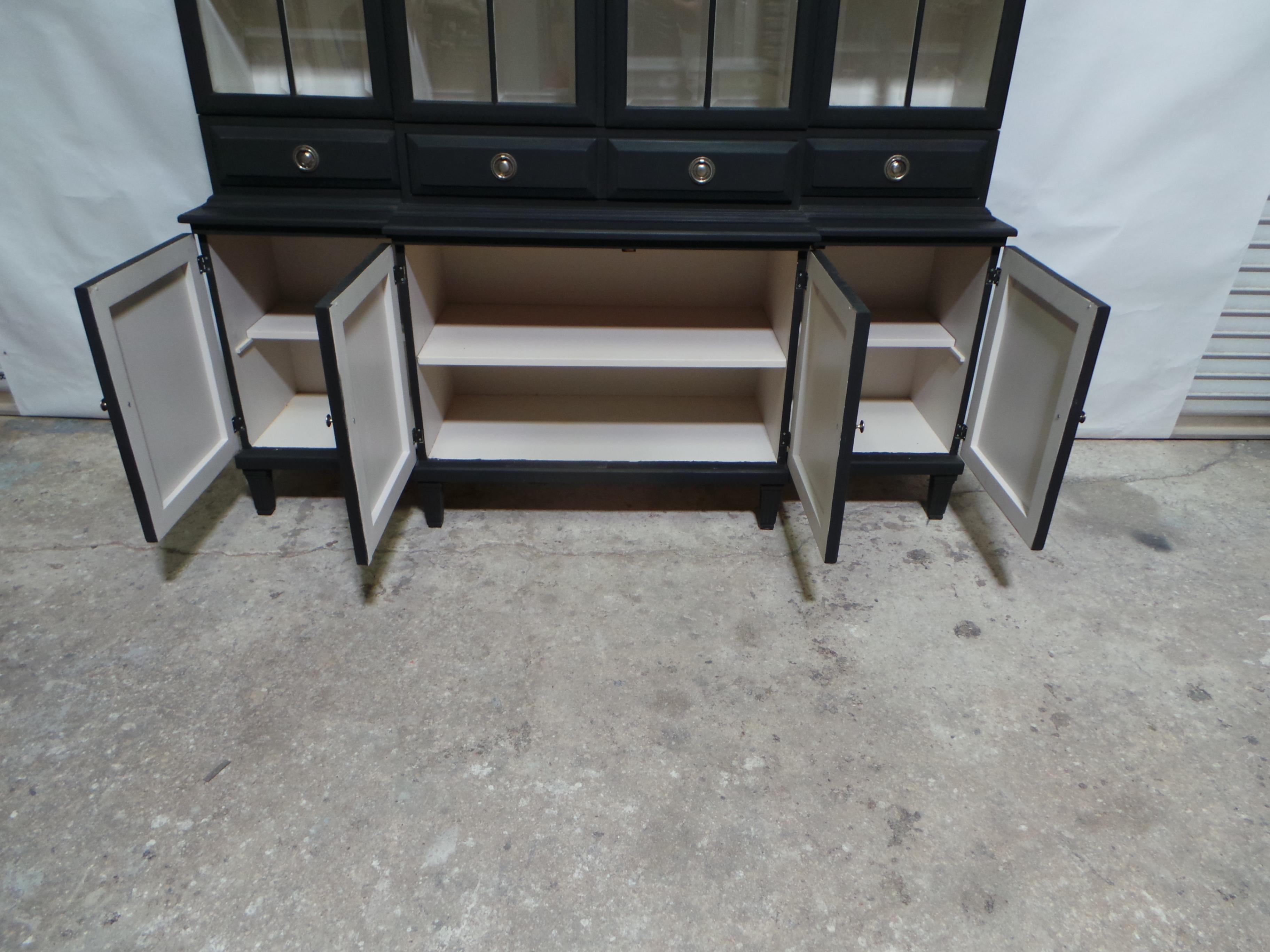 Vitrine à porte en verre de style gustavien en vente 2