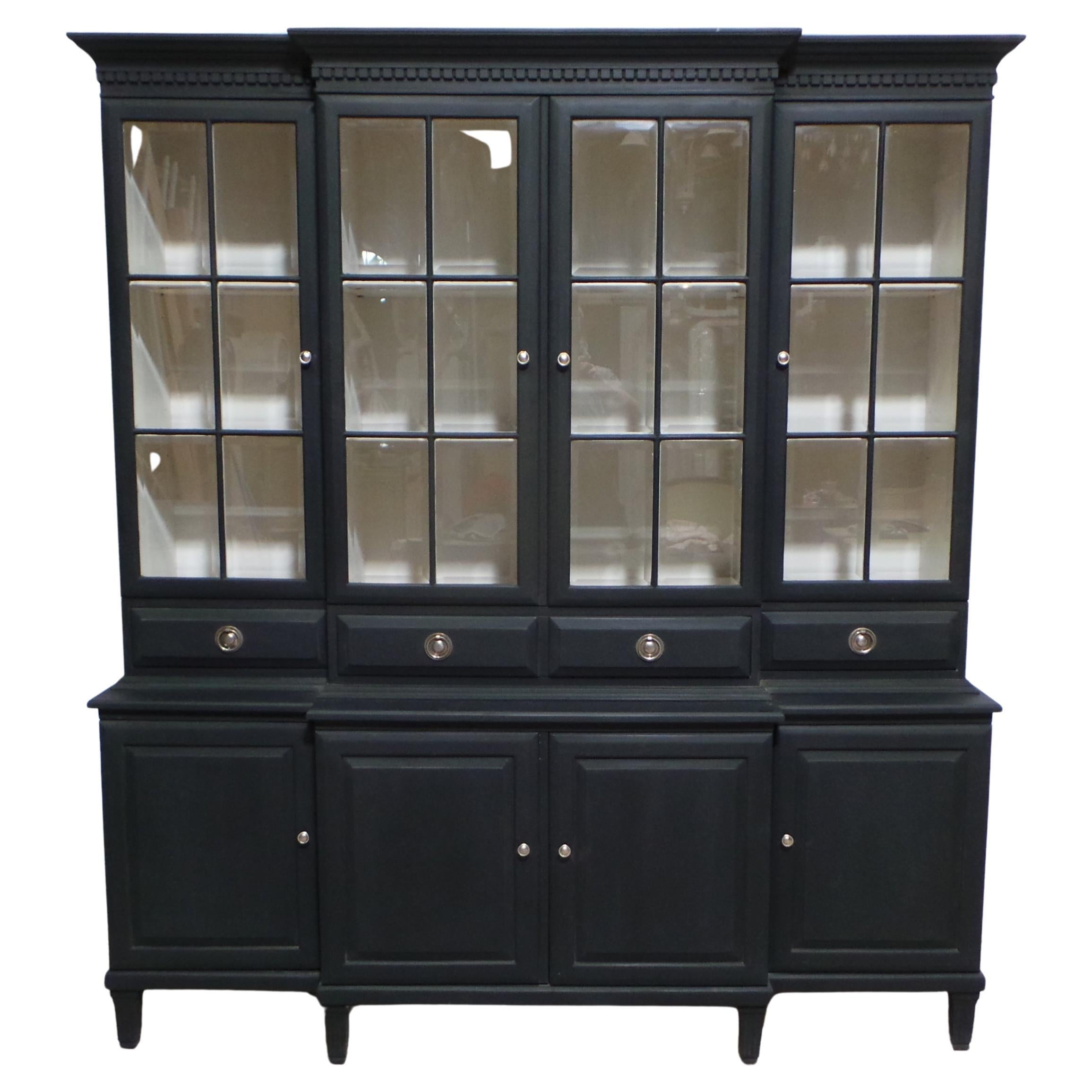 Vetrina con ante in vetro in stile gustaviano