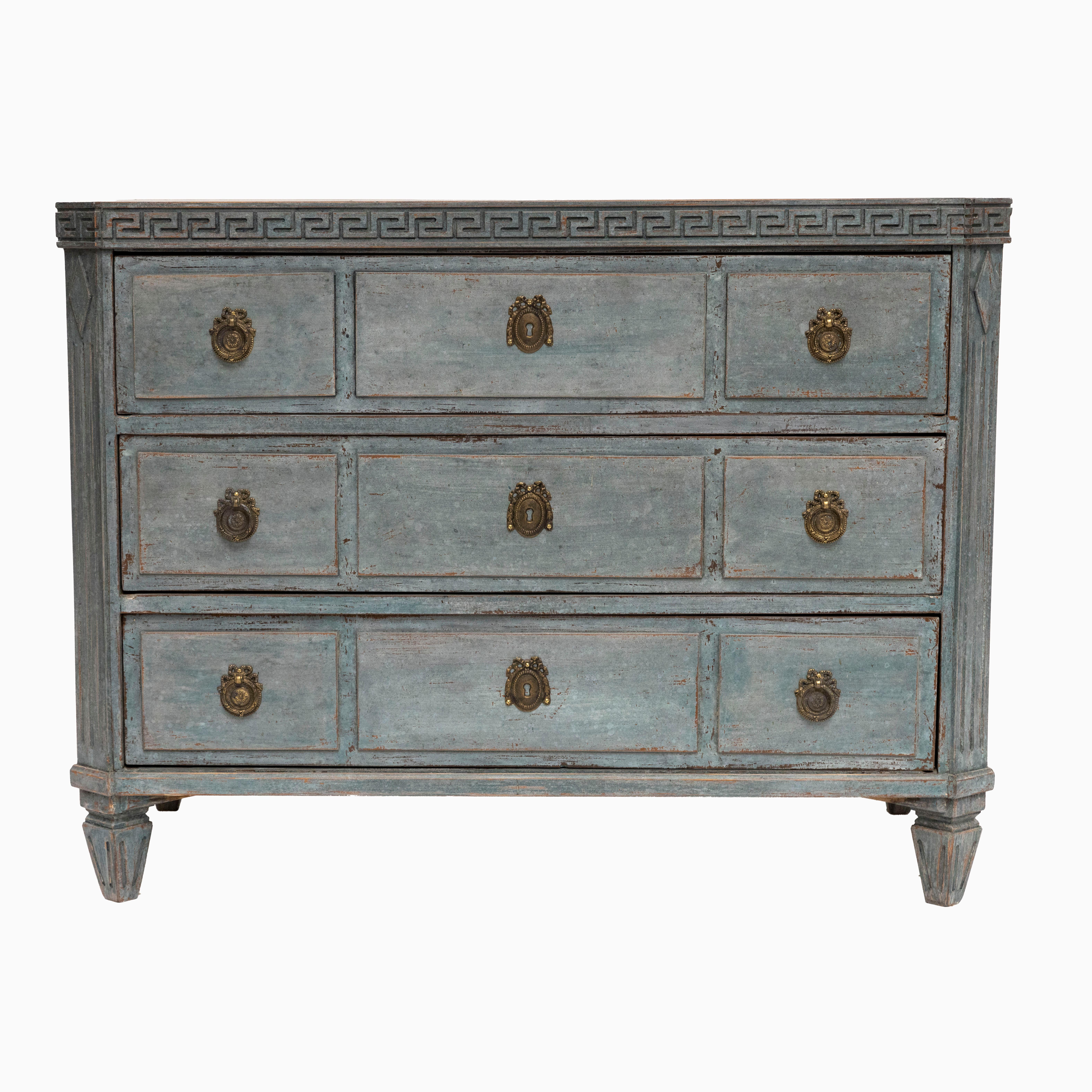 A decorative and architecturally inspired Gustavian-style chest of drawers in a beautiful light blue color.
Below the top a finely carved à la grec frieze. The body features canted corners with fluted details, accented by diamond-shaped motifs at