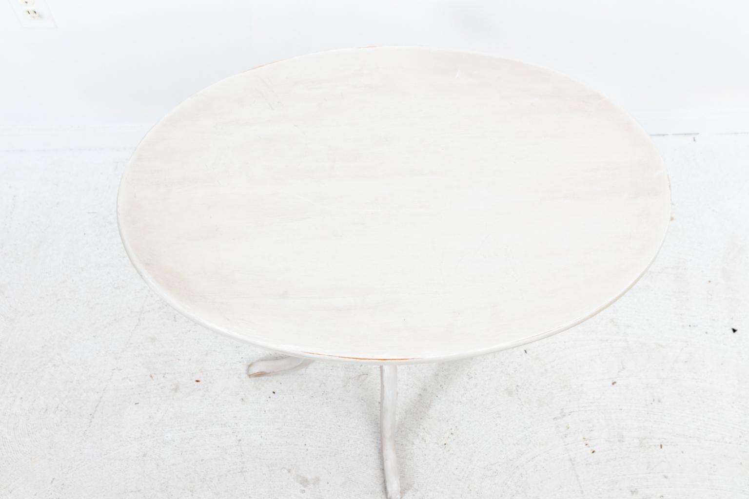 Gustavian style oval painted table on vase-and-ring turned base with four legs, circa 1940s. Made in Sweden. Please note of wear consistent with age including some wear to paint on the legs. There is also refinished paint throughout.