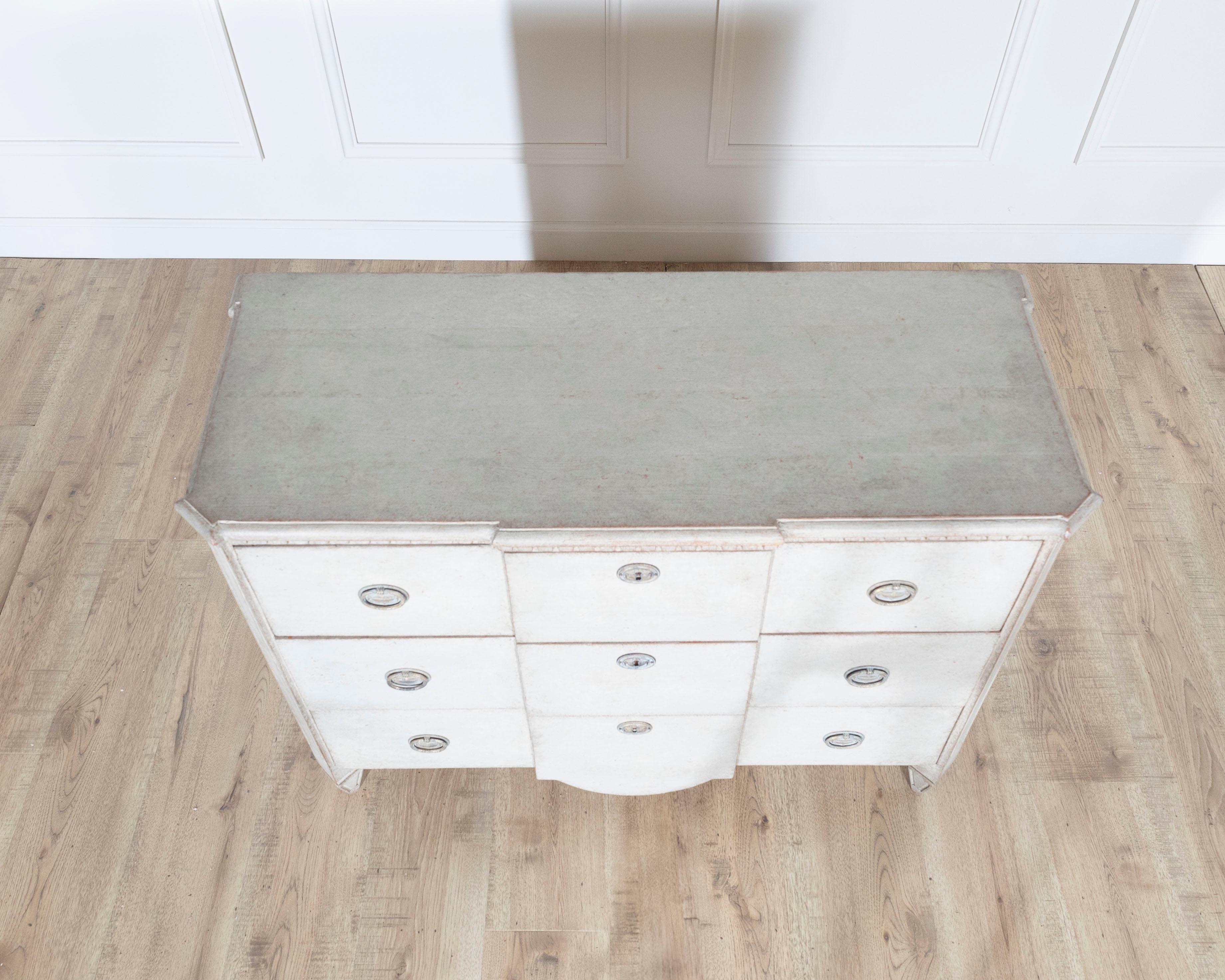 Commode peinte de style gustavien avec poignées en laiton en vente 4