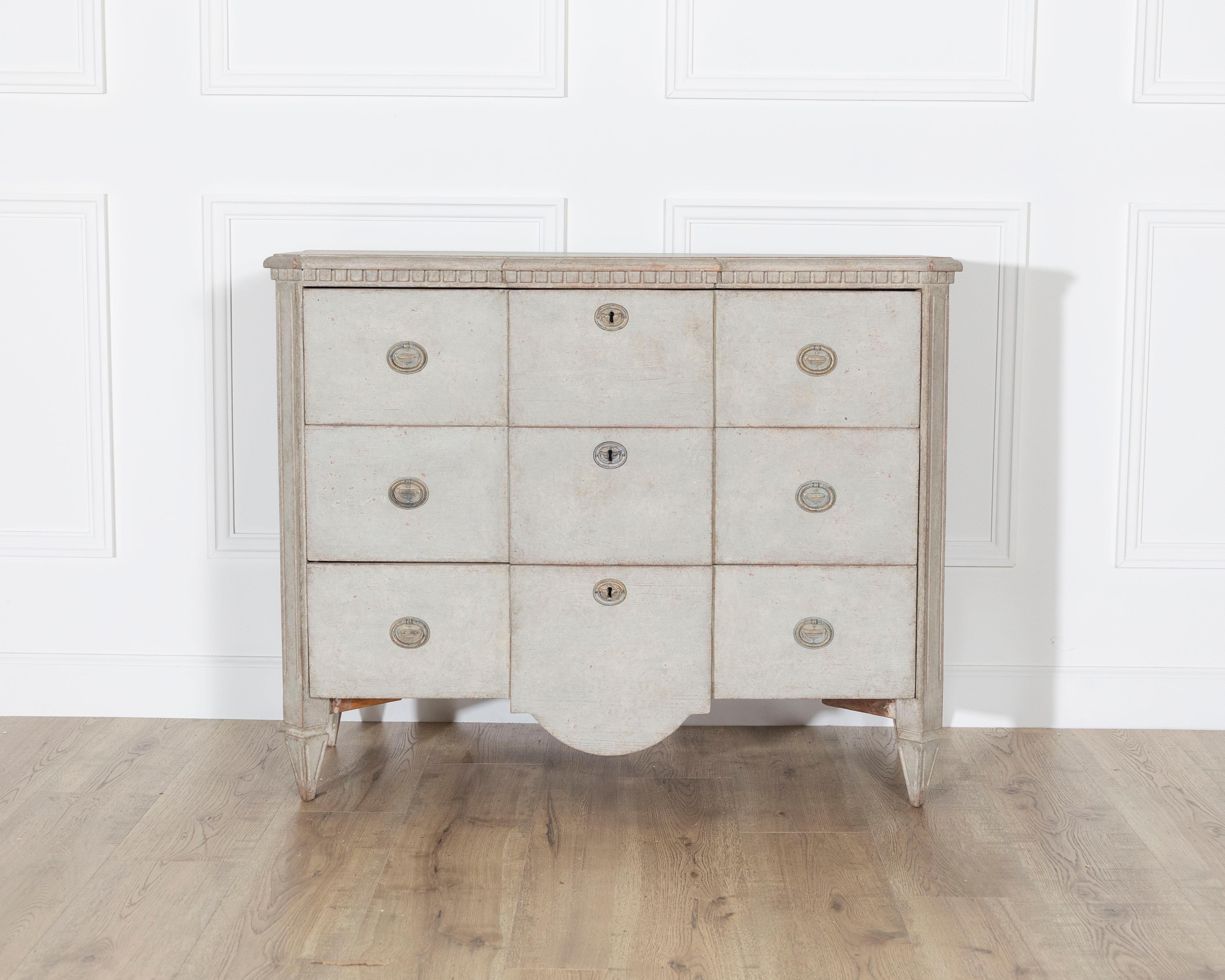 Gustavien Commode peinte de style gustavien avec poignées en laiton en vente