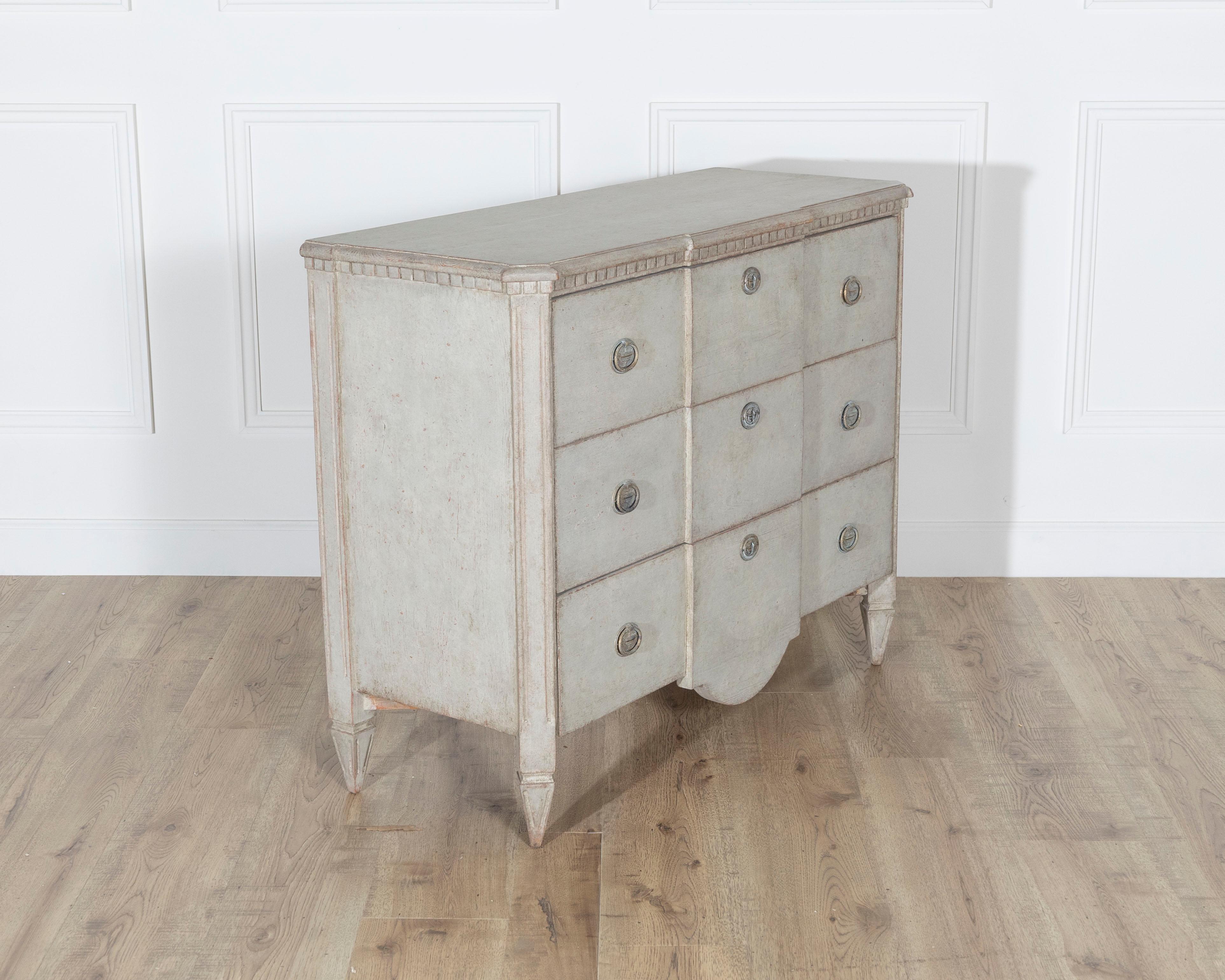 Commode peinte de style gustavien avec poignées en laiton Bon état - En vente à Atlanta, GA