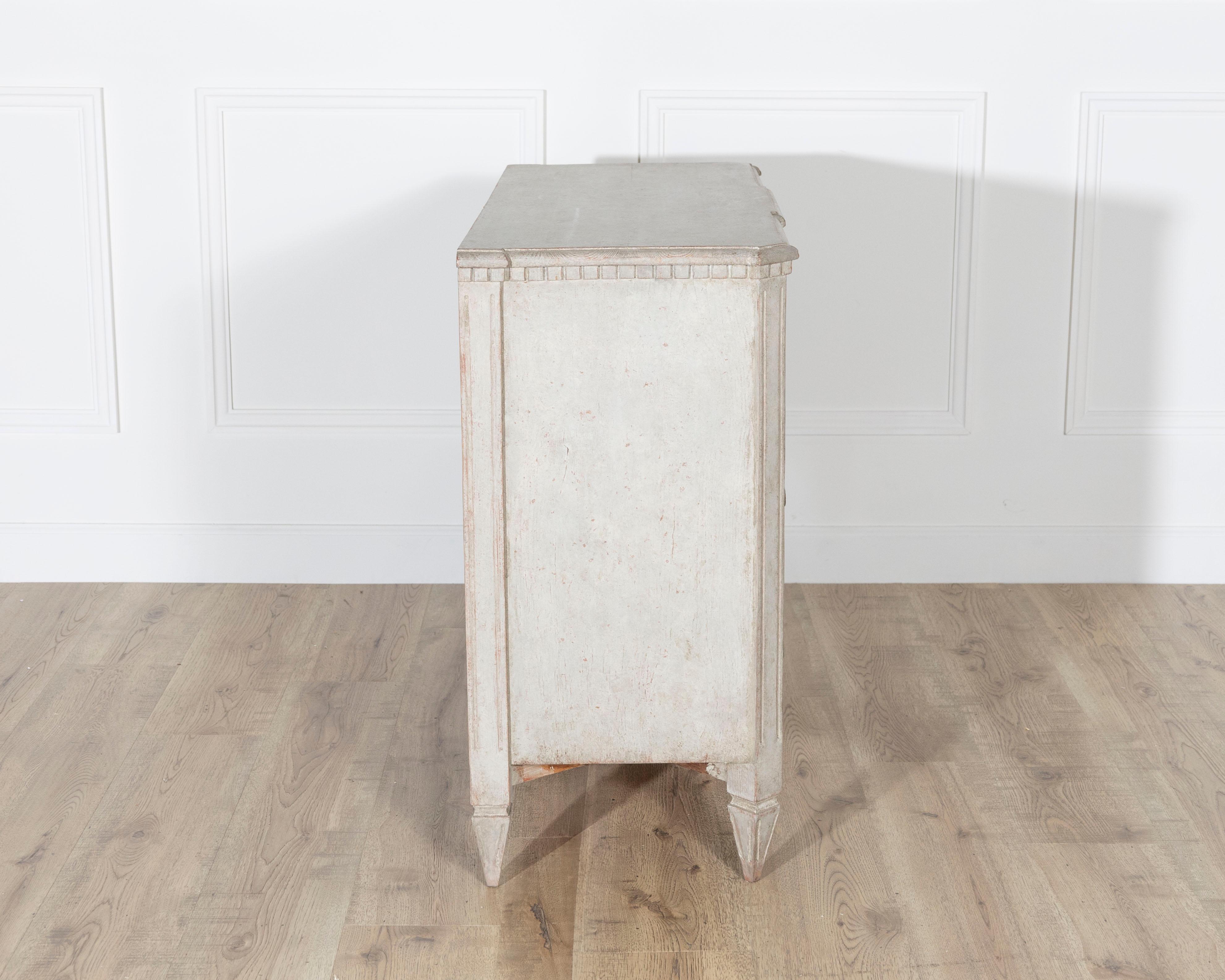 XIXe siècle Commode peinte de style gustavien avec poignées en laiton en vente