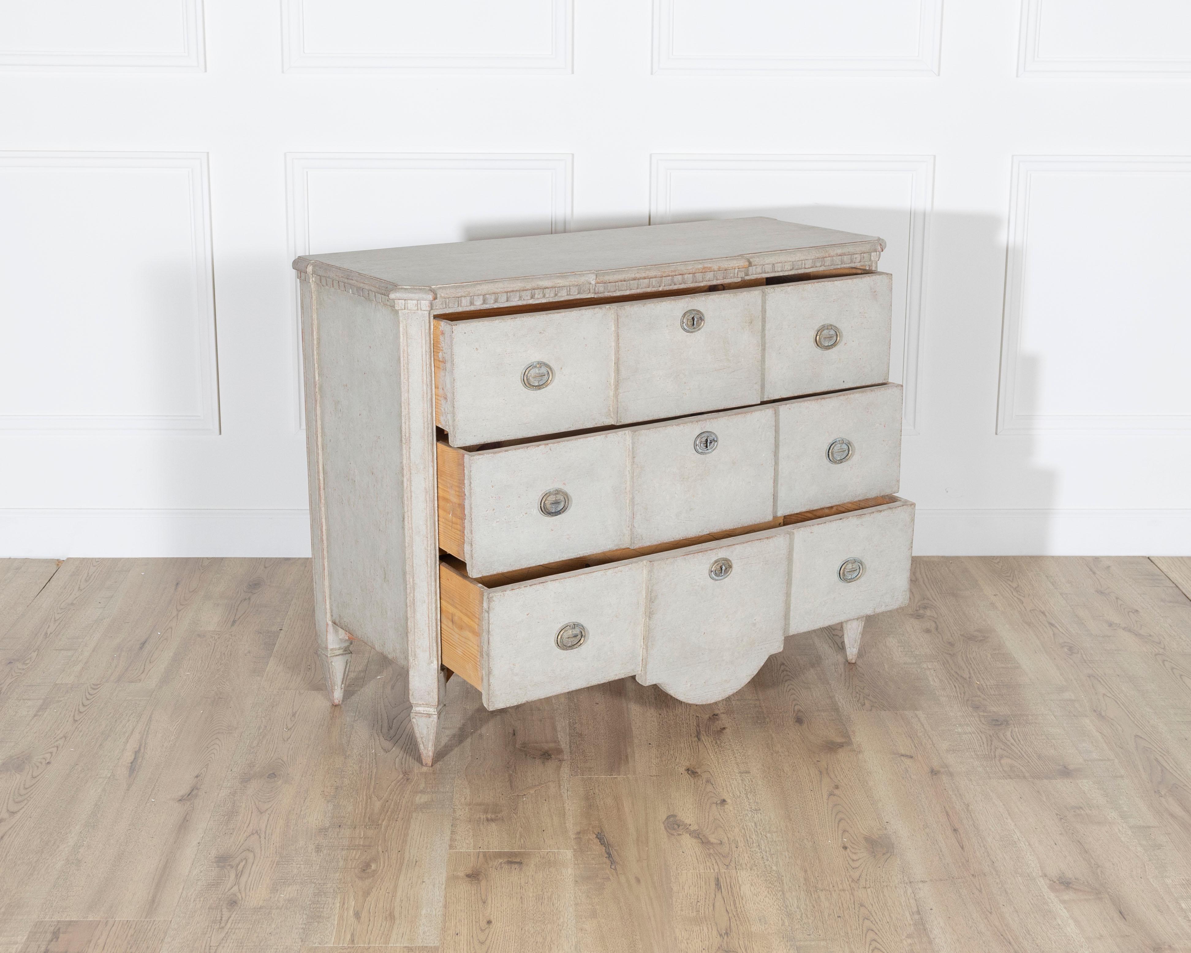 Pin Commode peinte de style gustavien avec poignées en laiton en vente