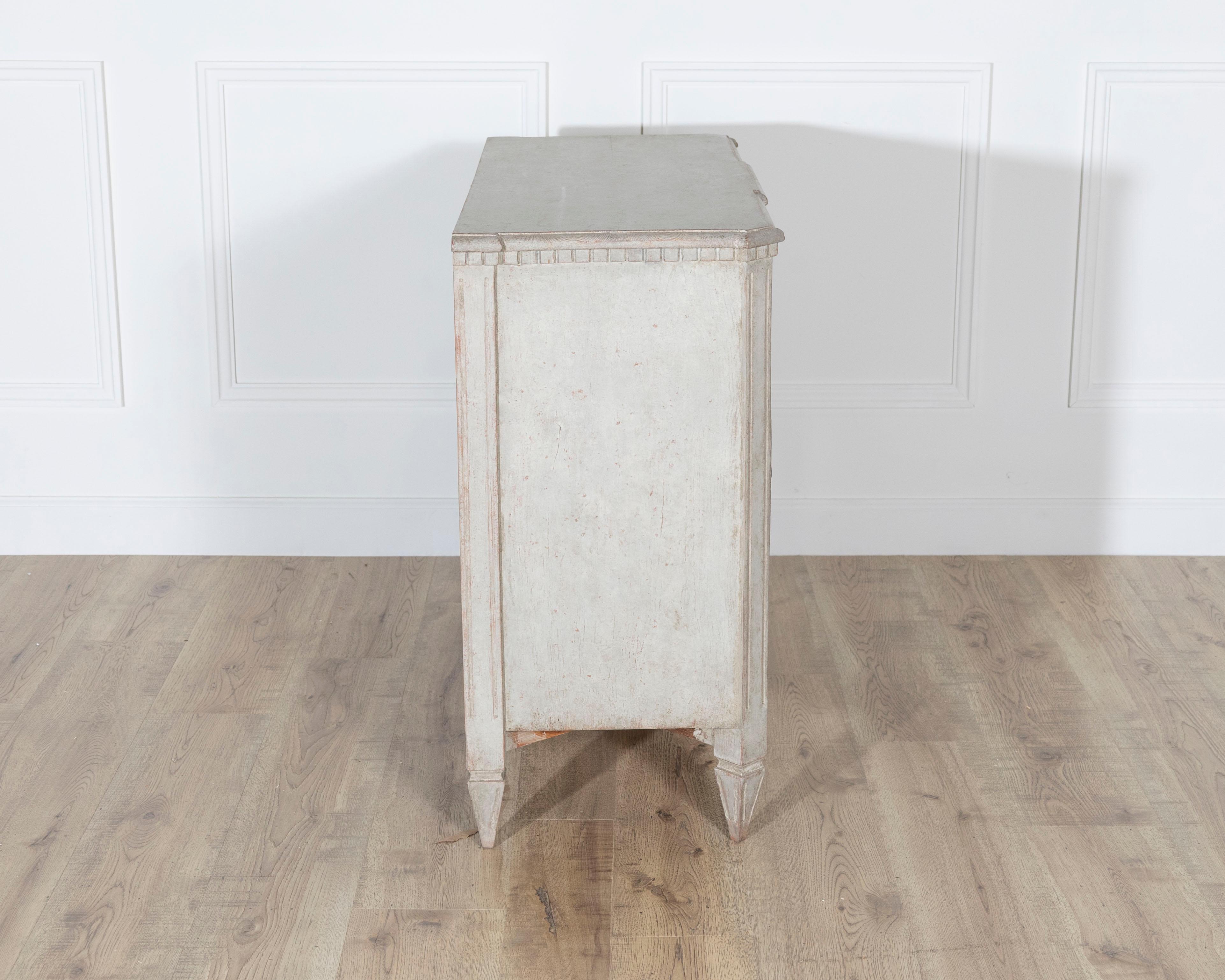 Commode peinte de style gustavien avec poignées en laiton en vente 1