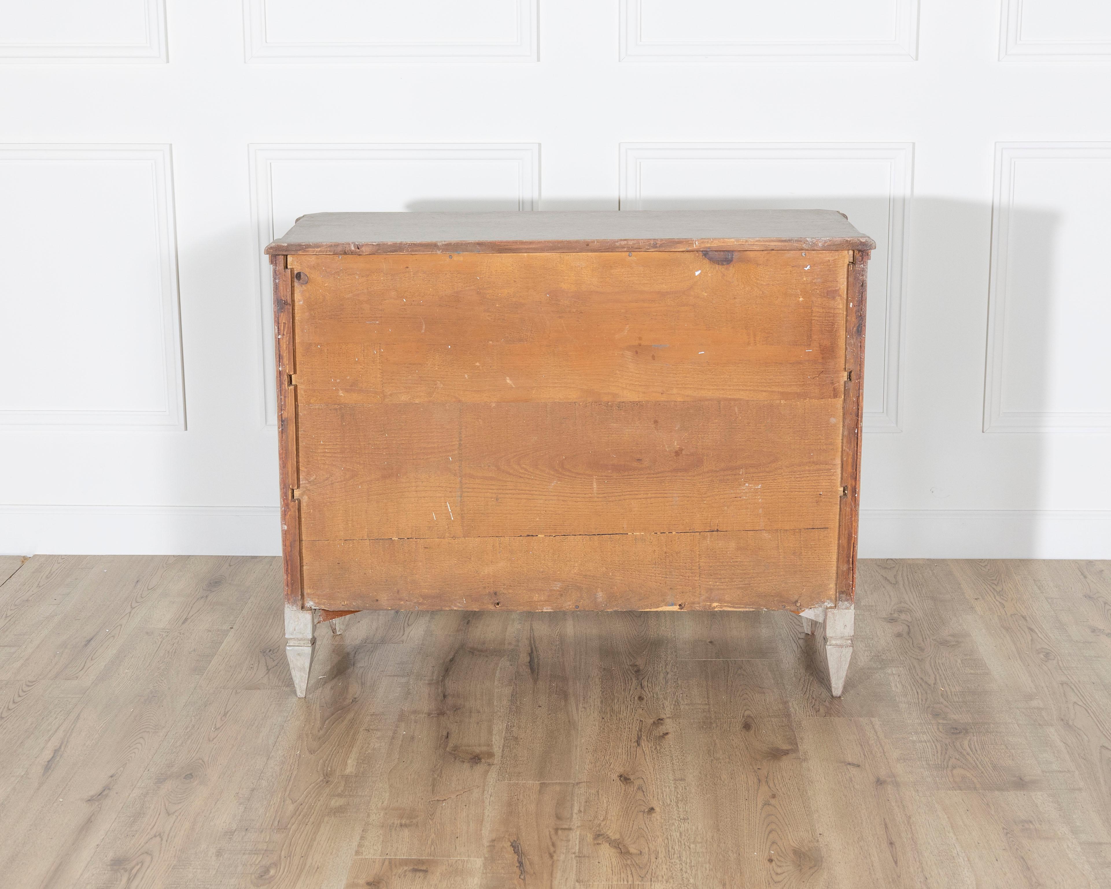 Commode peinte de style gustavien avec poignées en laiton en vente 2