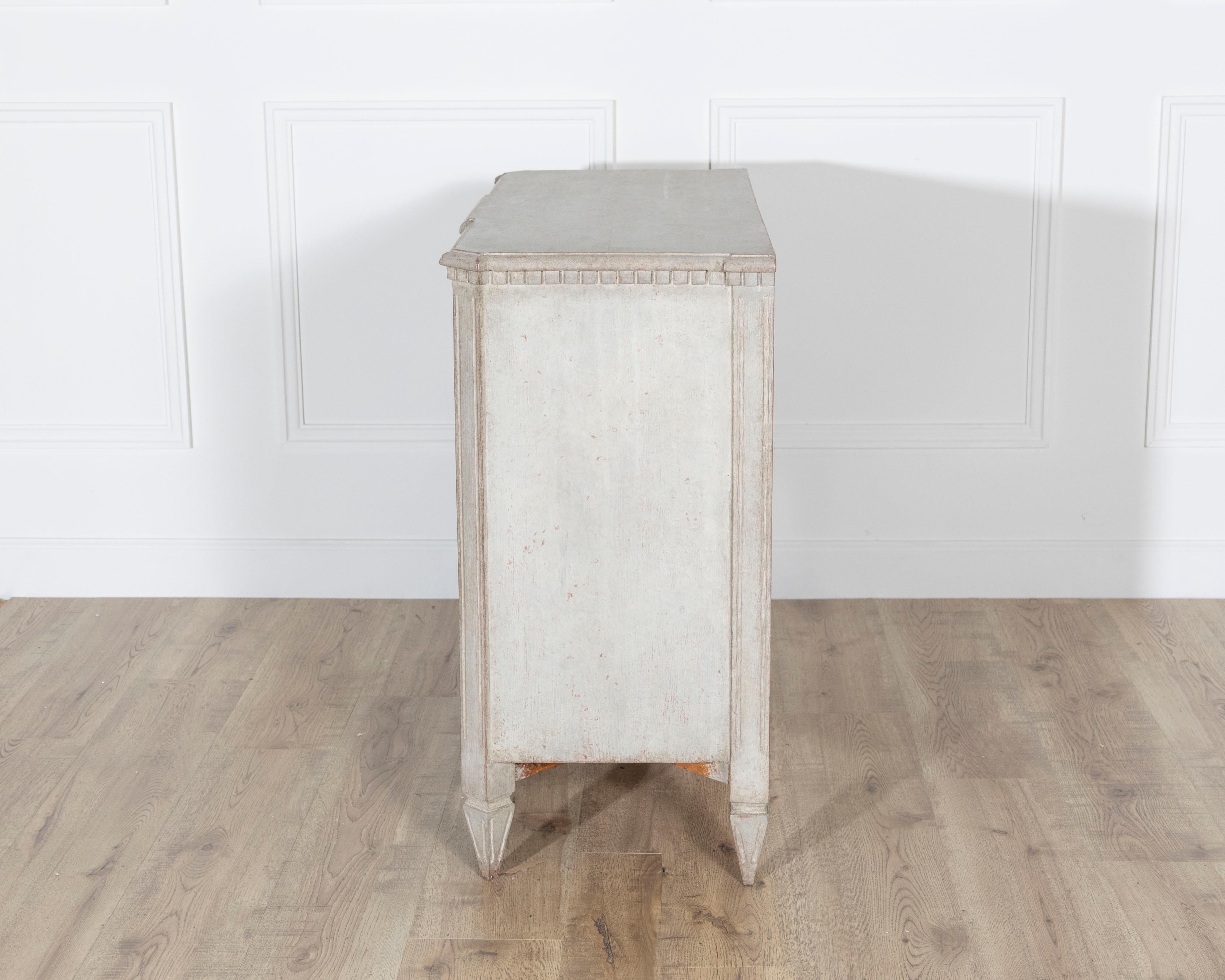 Commode peinte de style gustavien avec poignées en laiton en vente 3
