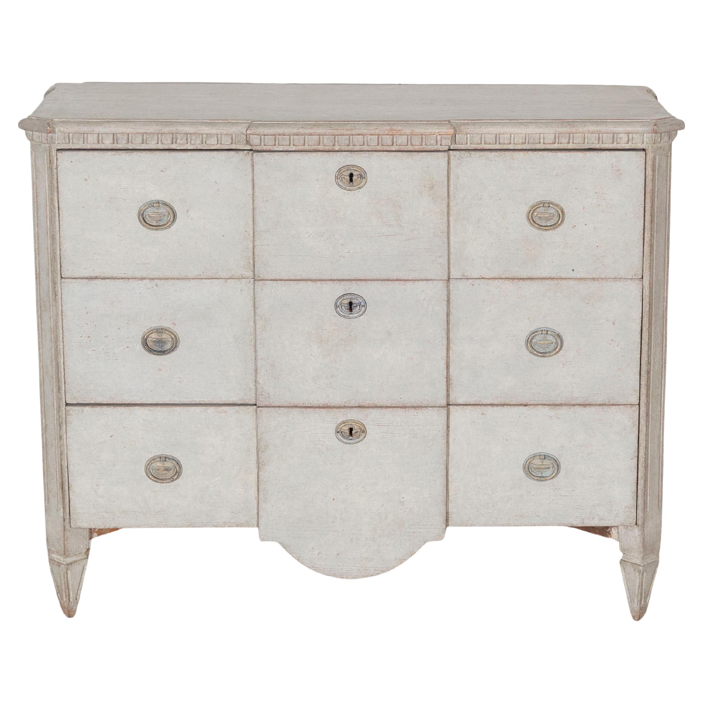 Commode peinte de style gustavien avec poignées en laiton