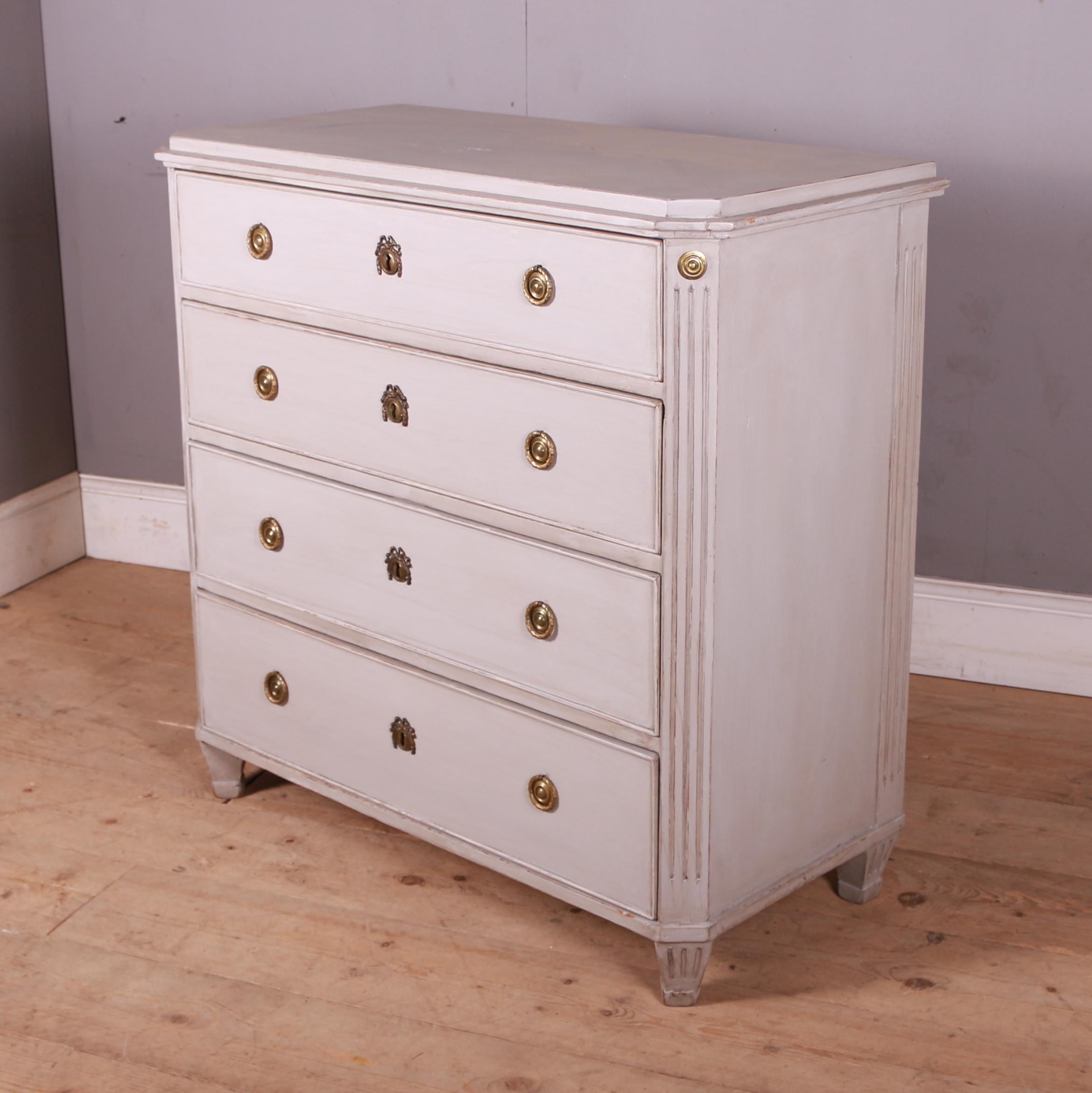 Late 19th C Gustavian style Swedish pine 4 drawer painted commode. 1890.

Dimensions
40 inches (102 cms) wide
19.5 inches (50 cms) deep
39 inches (99 cms) high.

      