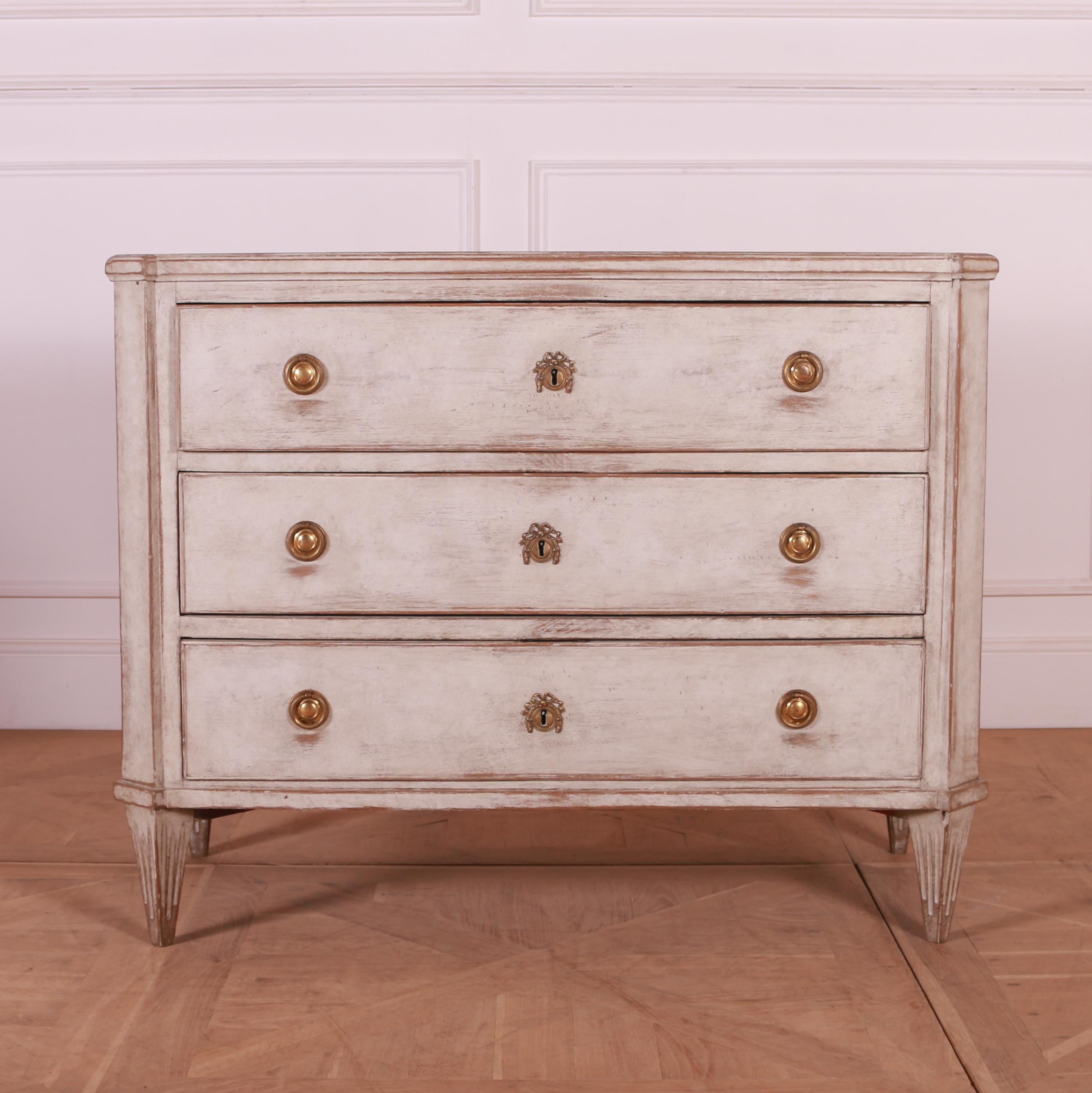 Good 19th C Gustavian style painted pine 3 drawer commode. 1840.

Reference: 7669

Dimensions
43.5 inches (110 cms) Wide
20.5 inches (52 cms) Deep
34.5 inches (88 cms) High