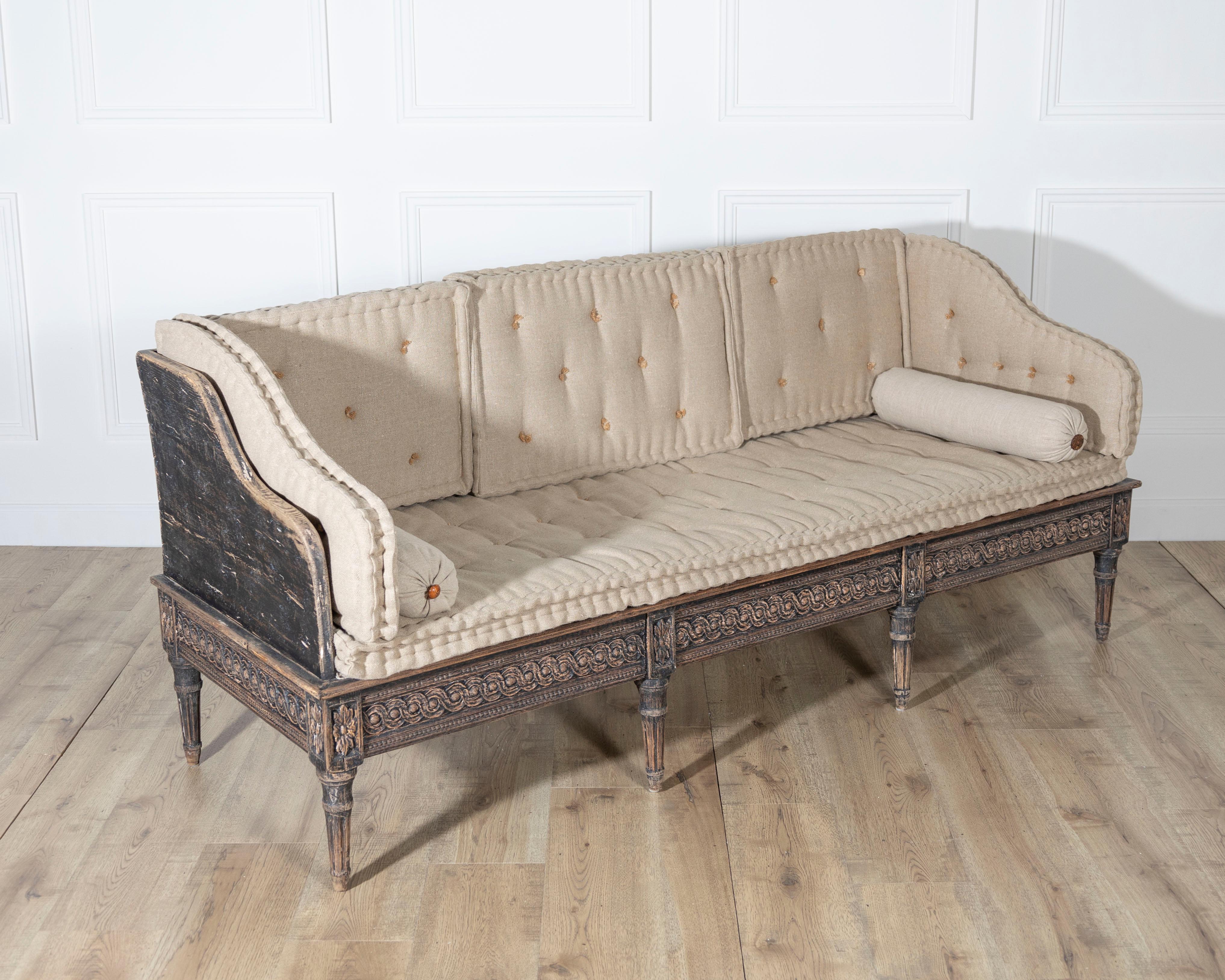 Swedish Gustavian Style Painted Trågsofa with Carved Base, circa 1920 For Sale
