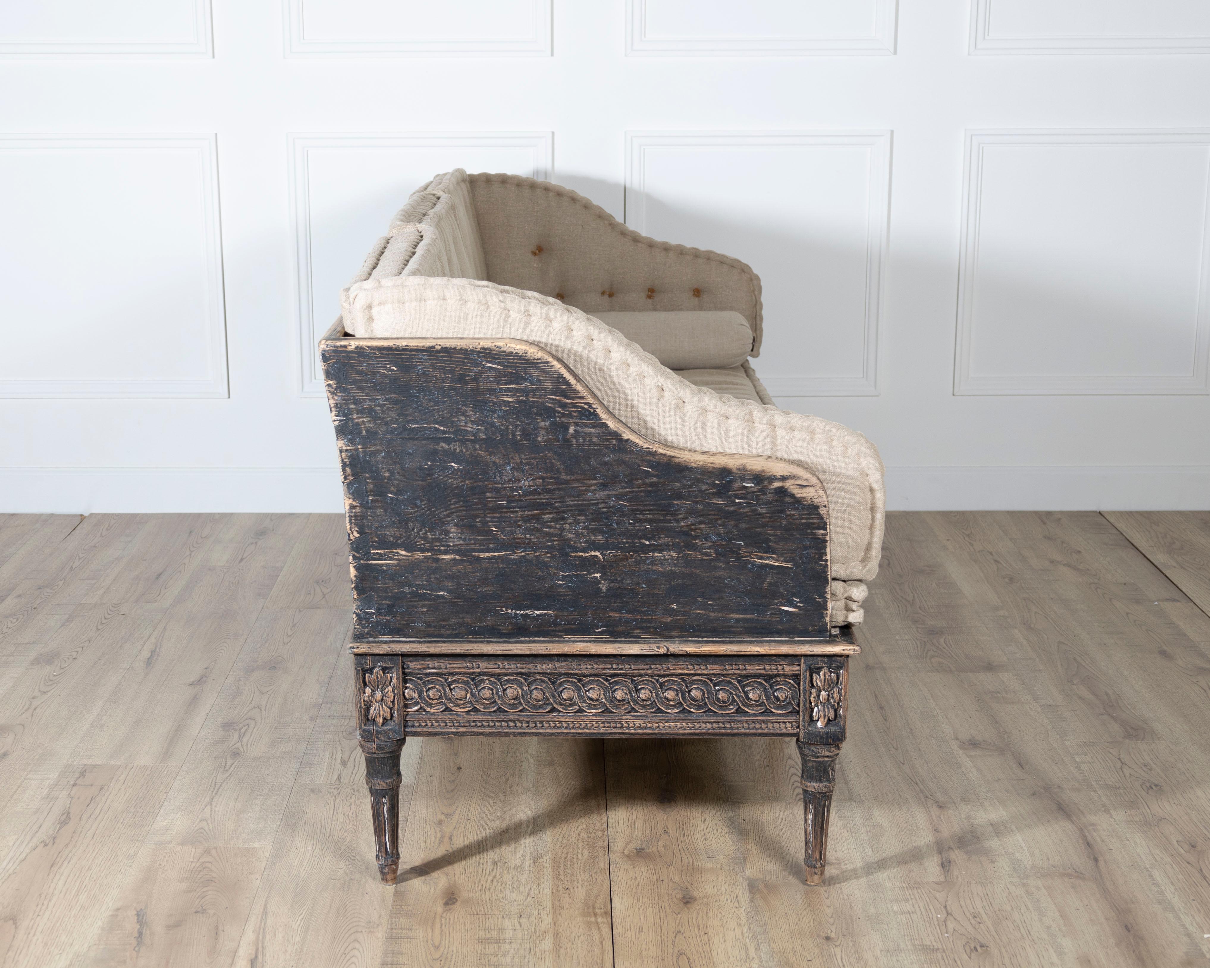 Gustavian Style Painted Trågsofa with Carved Base, circa 1920 In Good Condition For Sale In Atlanta, GA