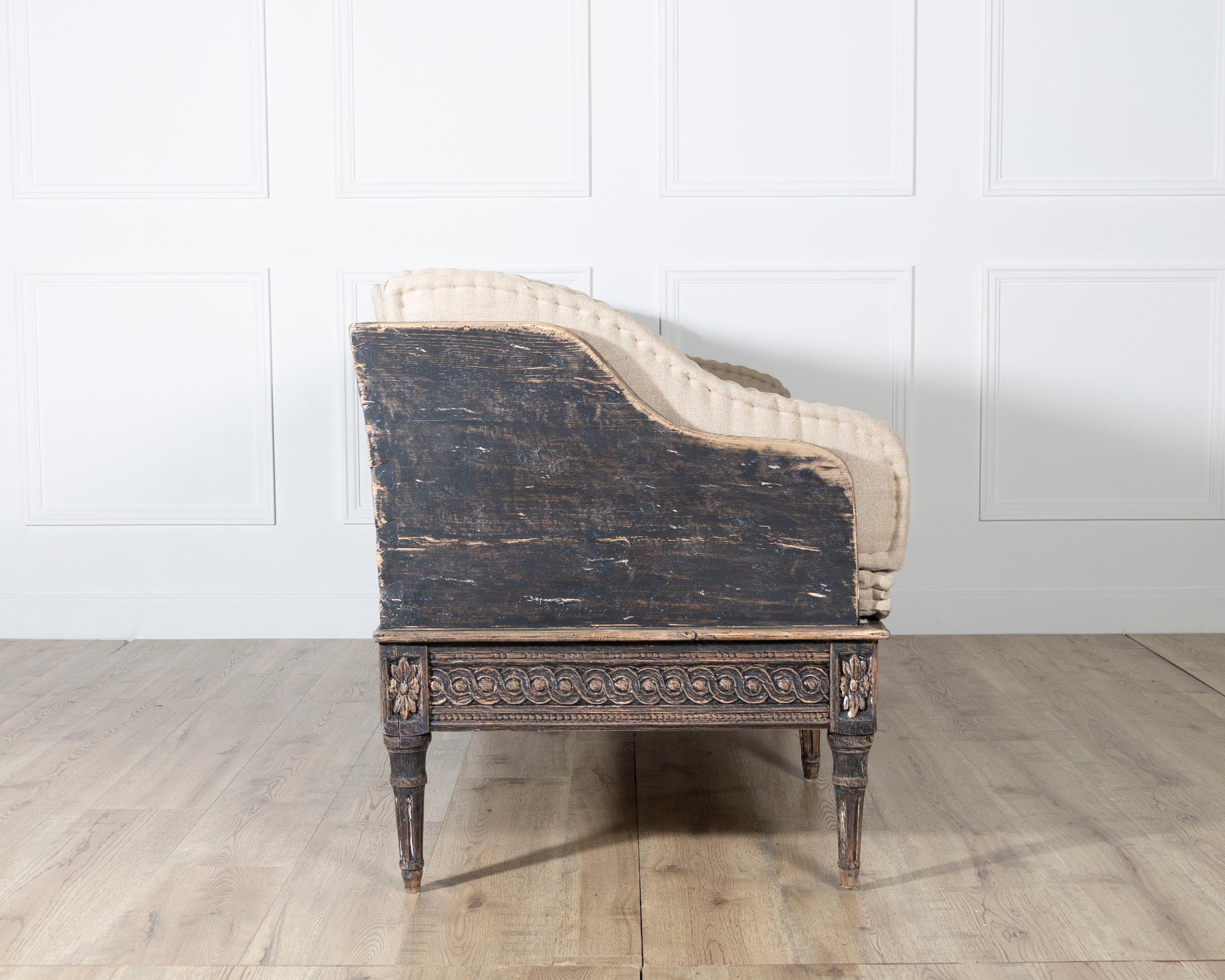 20th Century Gustavian Style Painted Trågsofa with Carved Base, circa 1920 For Sale