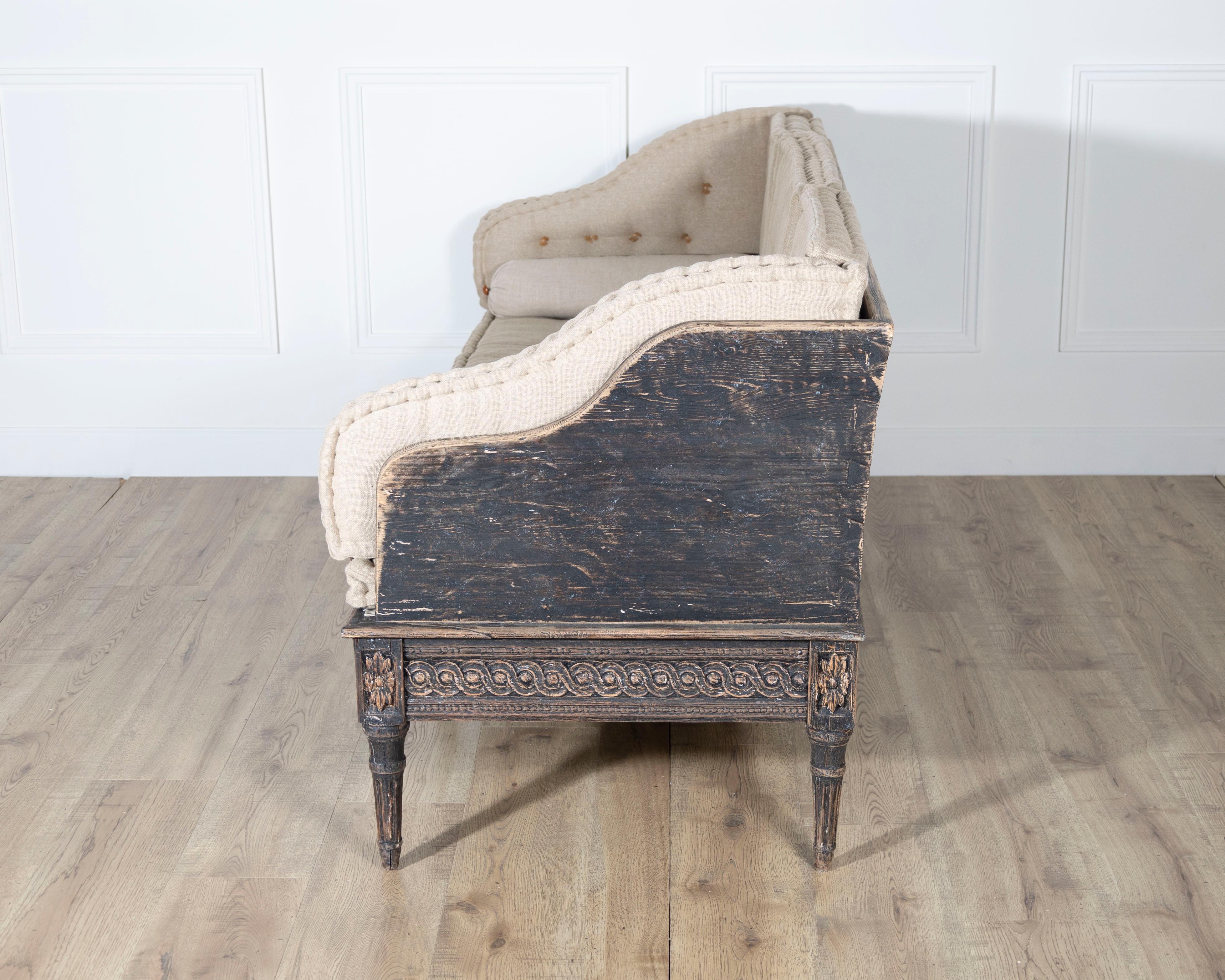 Gustavian Style Painted Trågsofa with Carved Base, circa 1920 For Sale 1