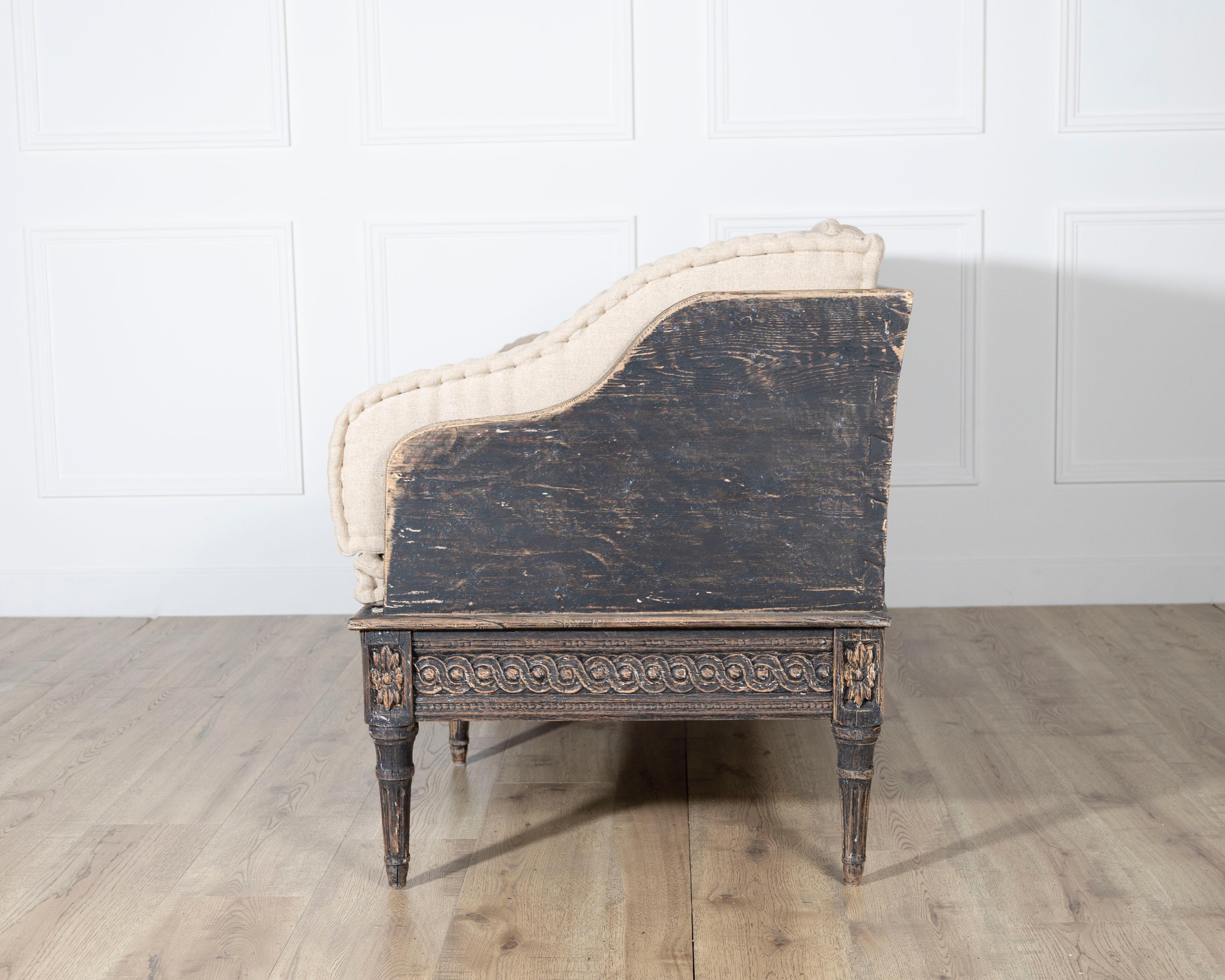 Gustavian Style Painted Trågsofa with Carved Base, circa 1920 For Sale 2