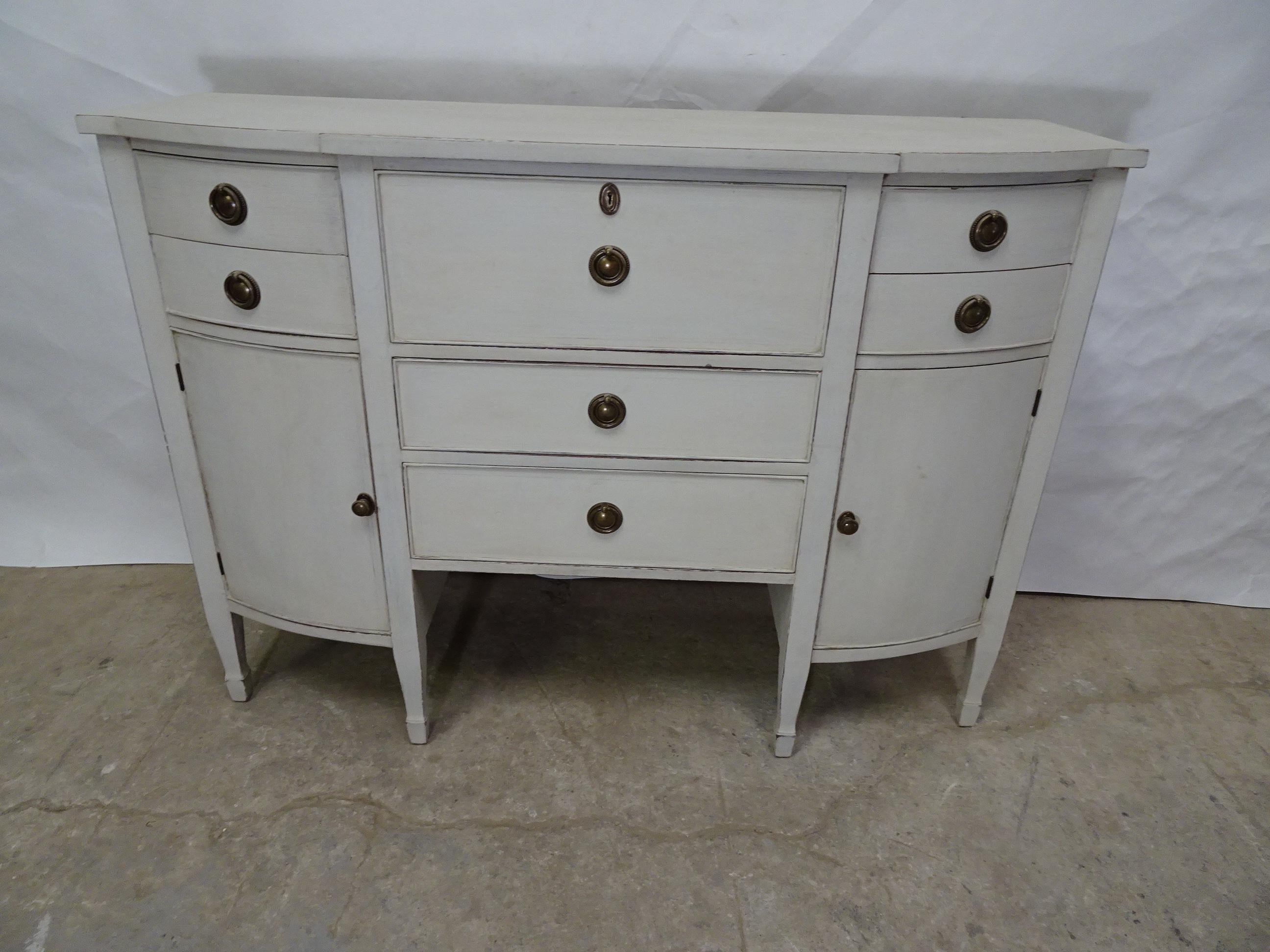 This is a Gustavian style sideboard, it’s been restored and repainted with milk paints 