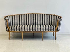 Sofá de estilo Gustaviano con tapicería de rayas blancas y negras