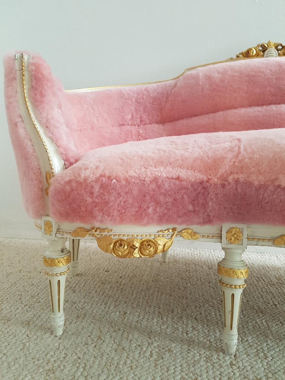 Gustavian Style Sofa with Pink Shearling Upholstery In Good Condition In Rosheim, FR