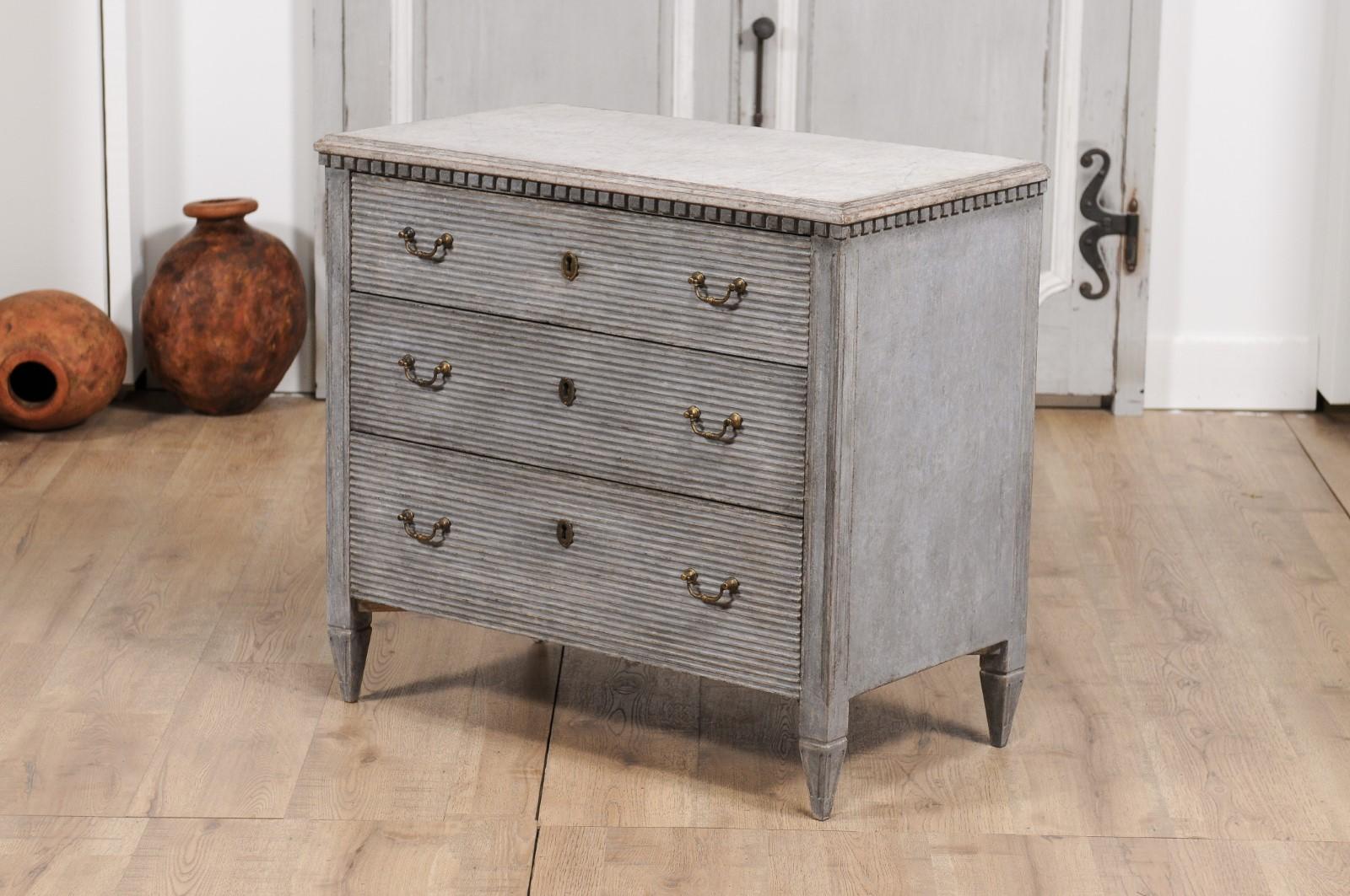 Gustavian Style Swedish 19th Century Three-Drawer Gray Painted and Carved Chest For Sale 9