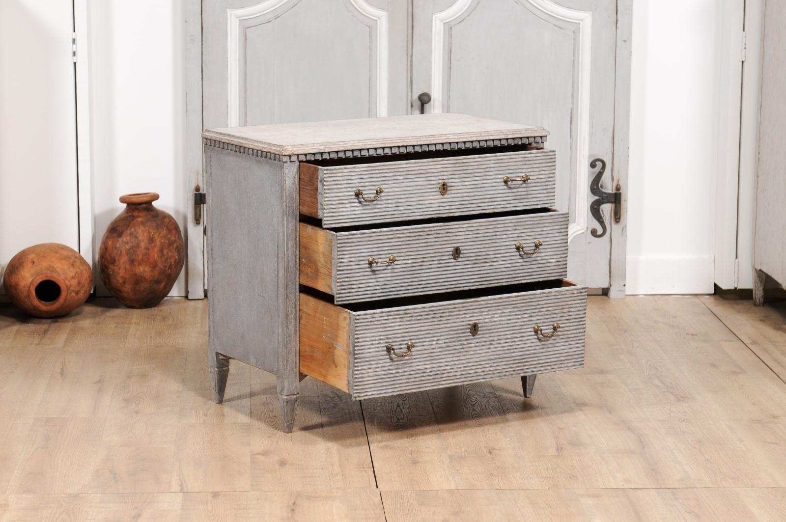 Gustavian Style Swedish 19th Century Three-Drawer Gray Painted and Carved Chest For Sale 1