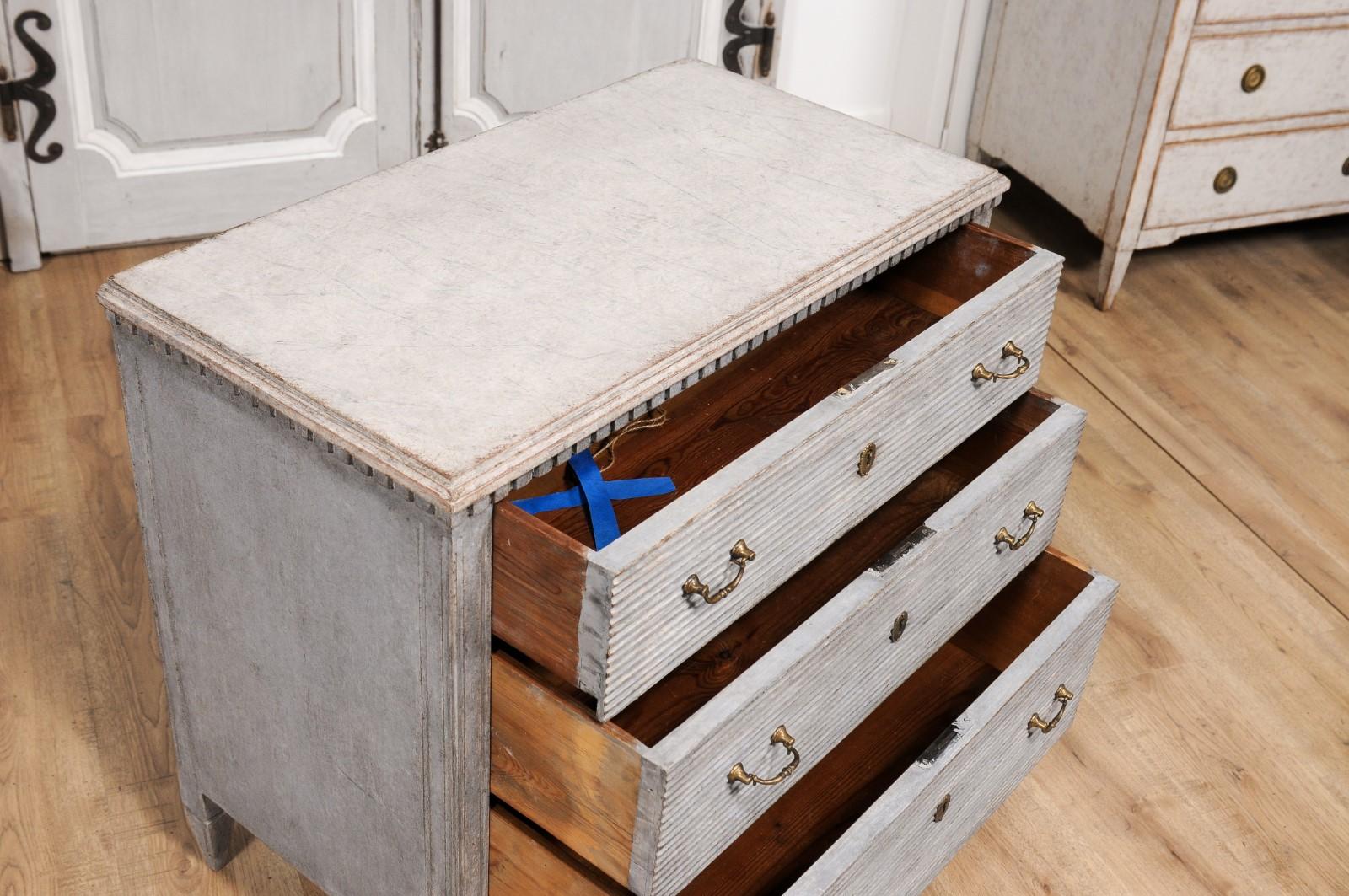 Gustavian Style Swedish 19th Century Three-Drawer Gray Painted and Carved Chest For Sale 3