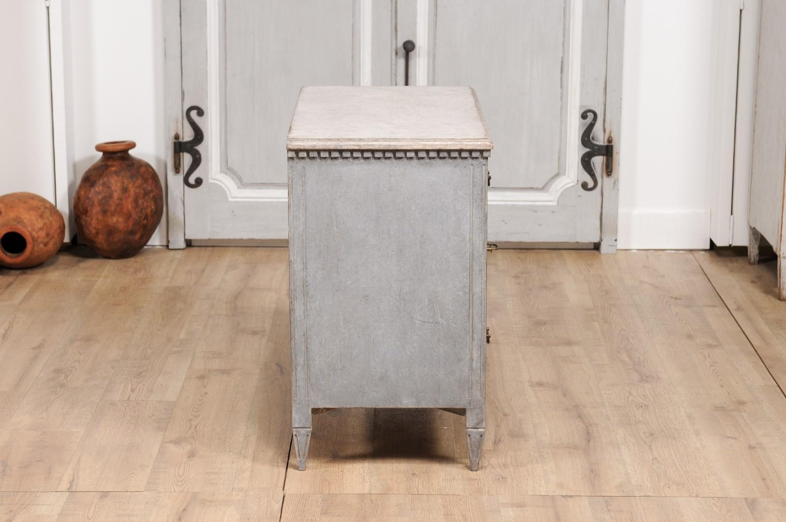 Gustavian Style Swedish 19th Century Three-Drawer Gray Painted and Carved Chest For Sale 4