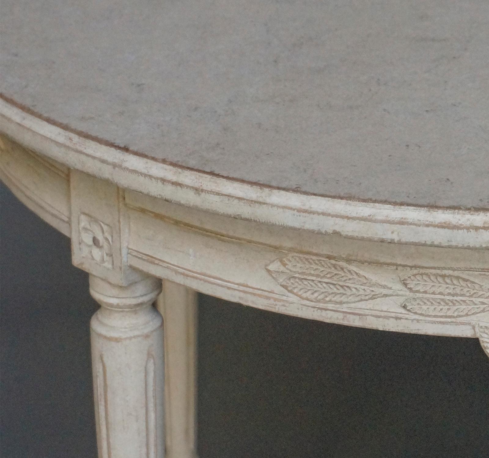 Tisch im gustavianischen Stil mit bogenförmigen Streckern (Schwedisch)