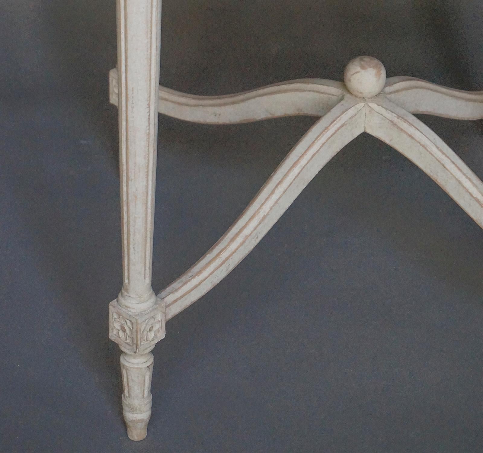 Tisch im gustavianischen Stil mit bogenförmigen Streckern (Handgeschnitzt)