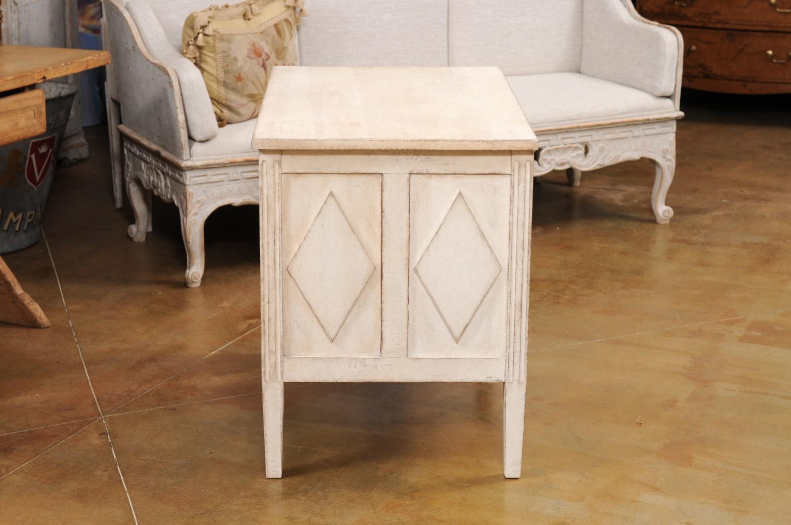 Gustavian Style Three-Drawer Chest with Carved Reeded Motifs, 19th Century For Sale 7