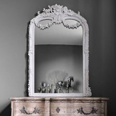 Gustavian Style Trumeau Spiegel mit Rocaille Pediment und antike Patina