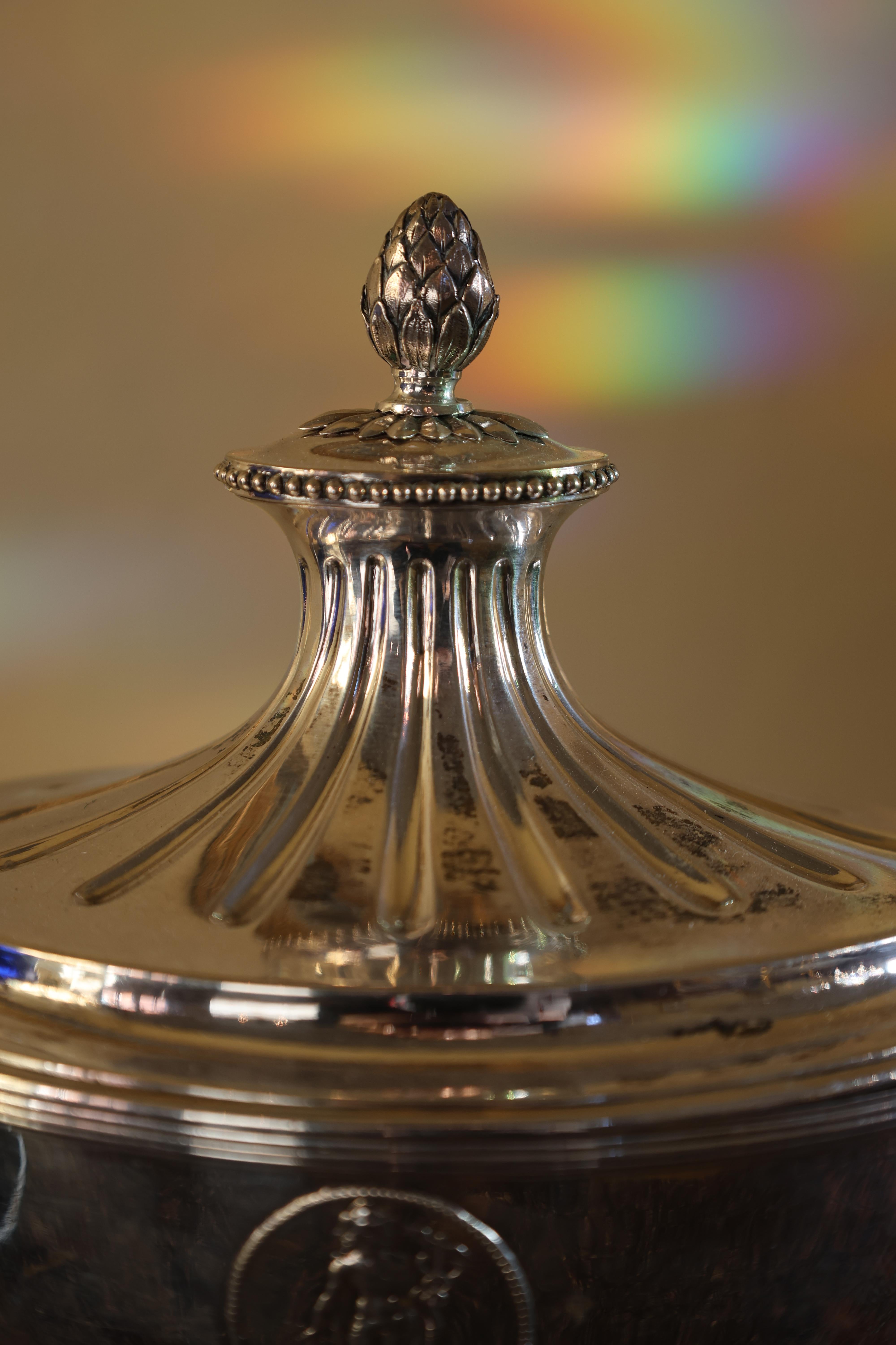 Coppia di zuccheriere in argento in stile gustaviano, stampate da Johan Henrik Schvart, attivo a Karlskrona, Svezia. Sono timbrati con S2 per l'anno 1800. Le ciotole sono a forma di barca e presentano medaglioni decorati con motivi di ispirazione