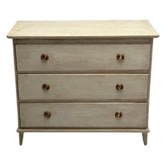 Commode gustavienne suédoise, peinture grise vieillie, laiton, Suède, années 1940