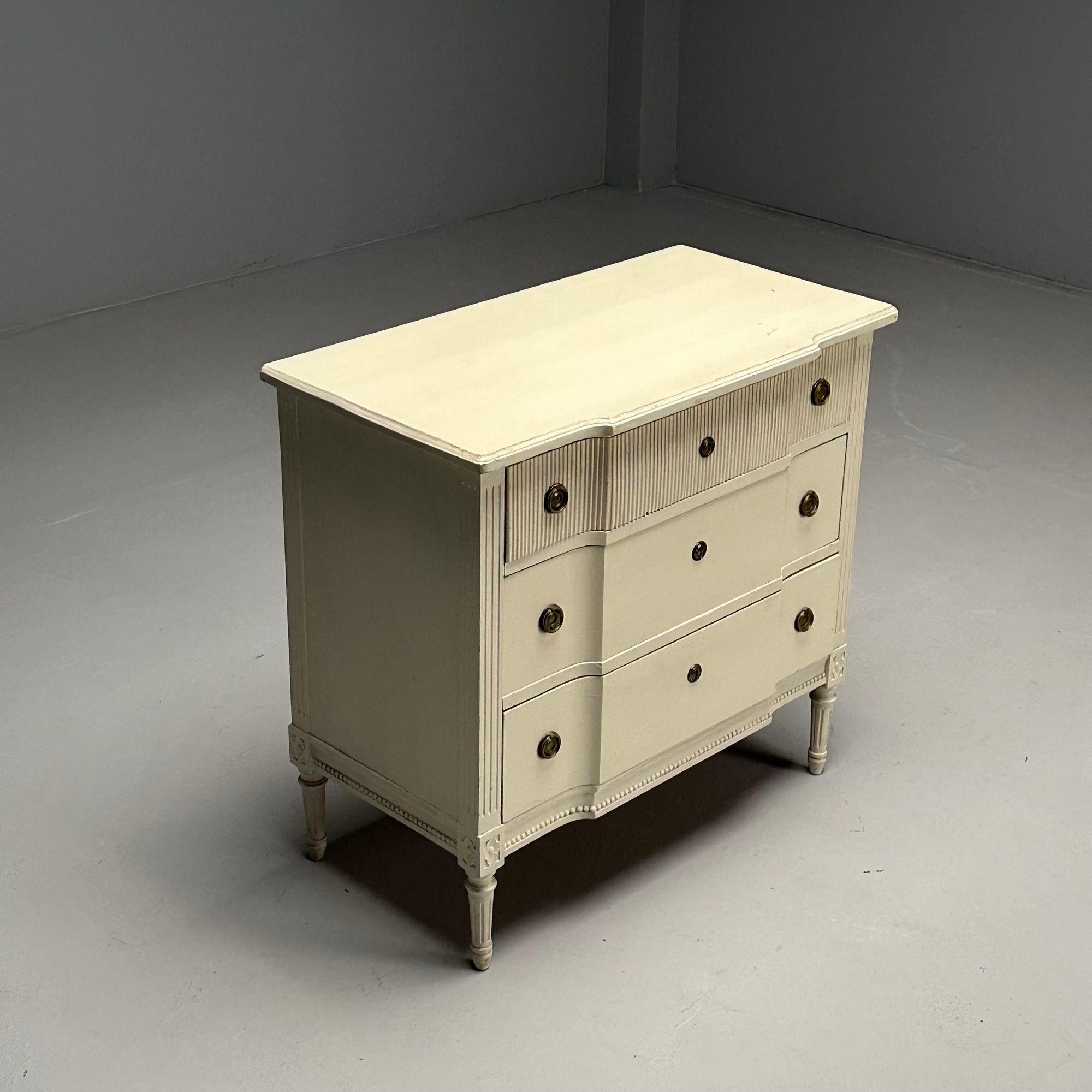 Fin du 20e siècle Commode suédoise de style Louis XVI, peinture blanche vieillie, années 1990 en vente