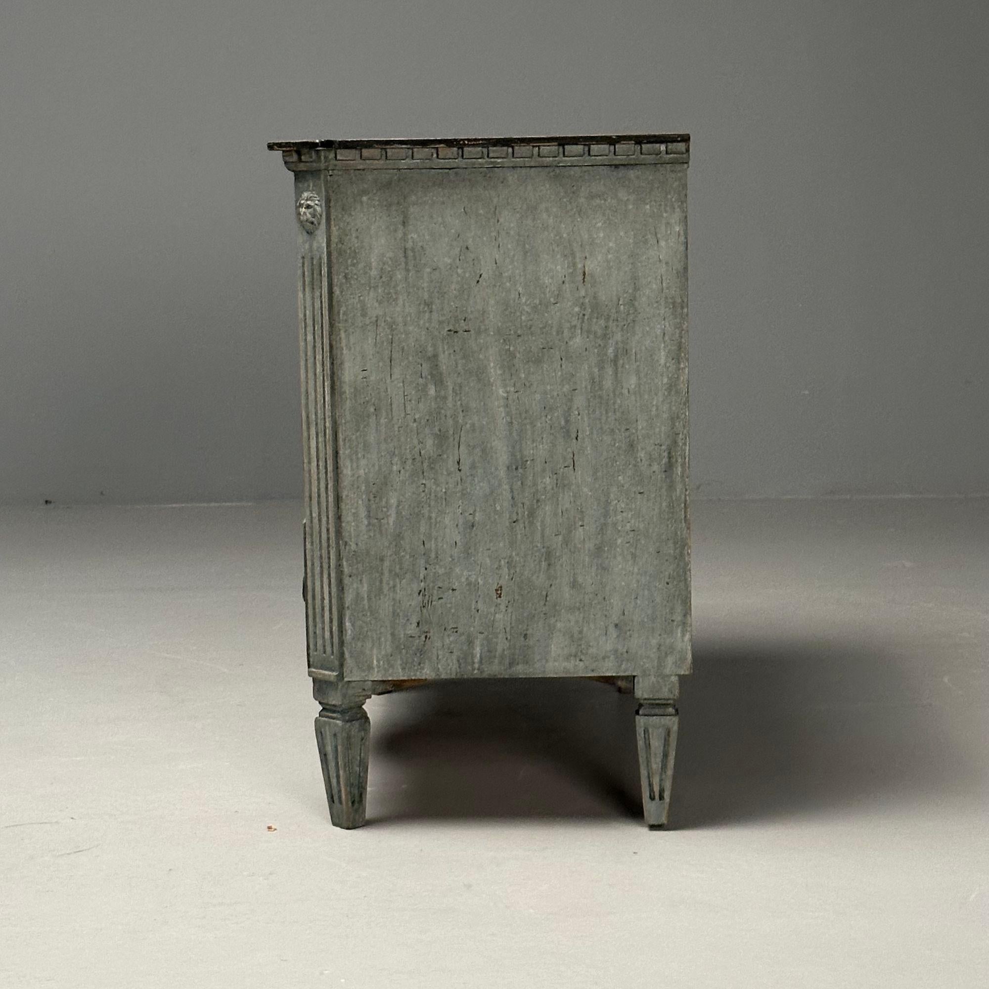 Gustavo, Commode svedese, vernice blu invecchiata, ottone, Svezia, XIX secolo. in vendita 5