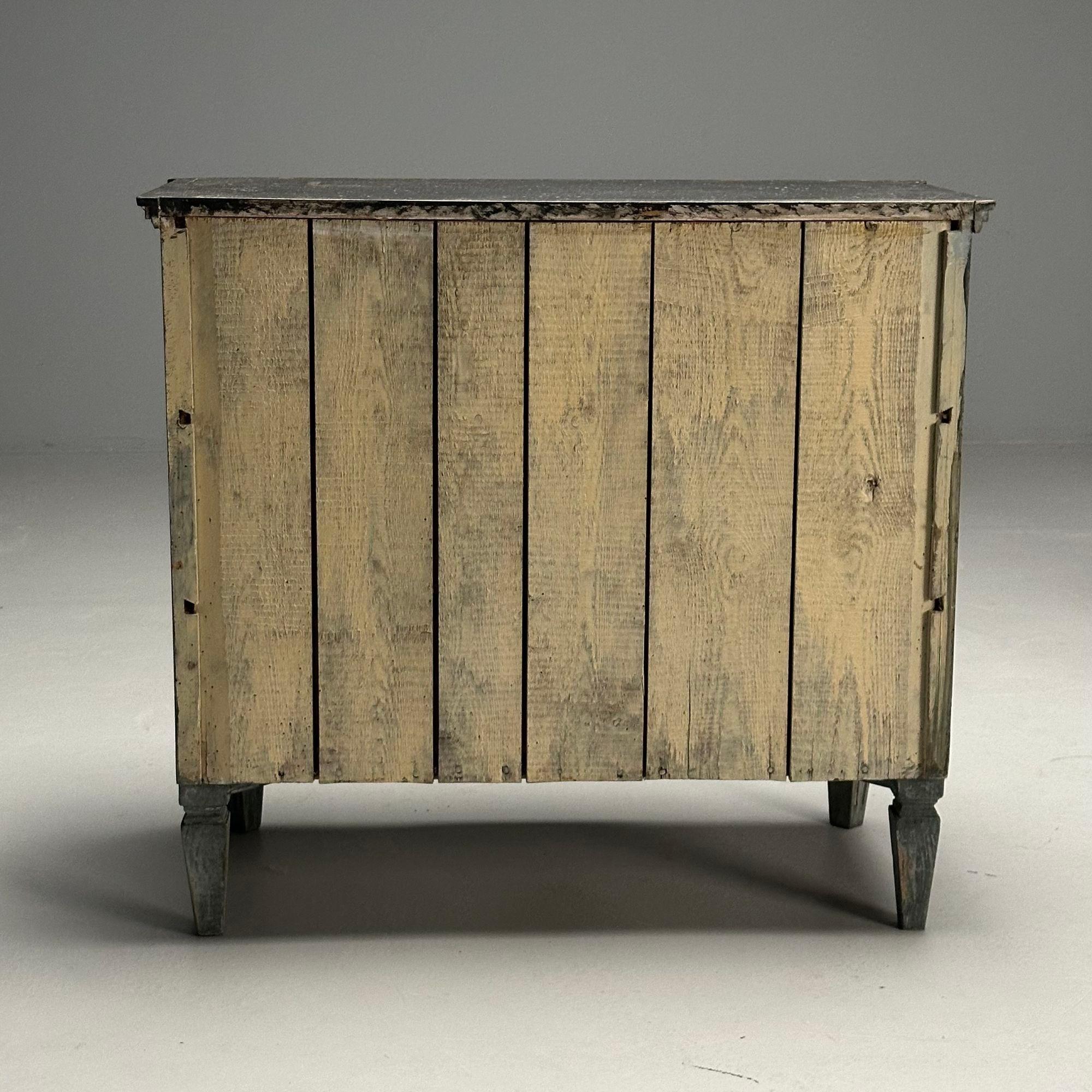 Gustavo, Commode svedese, vernice blu invecchiata, ottone, Svezia, XIX secolo. in vendita 7