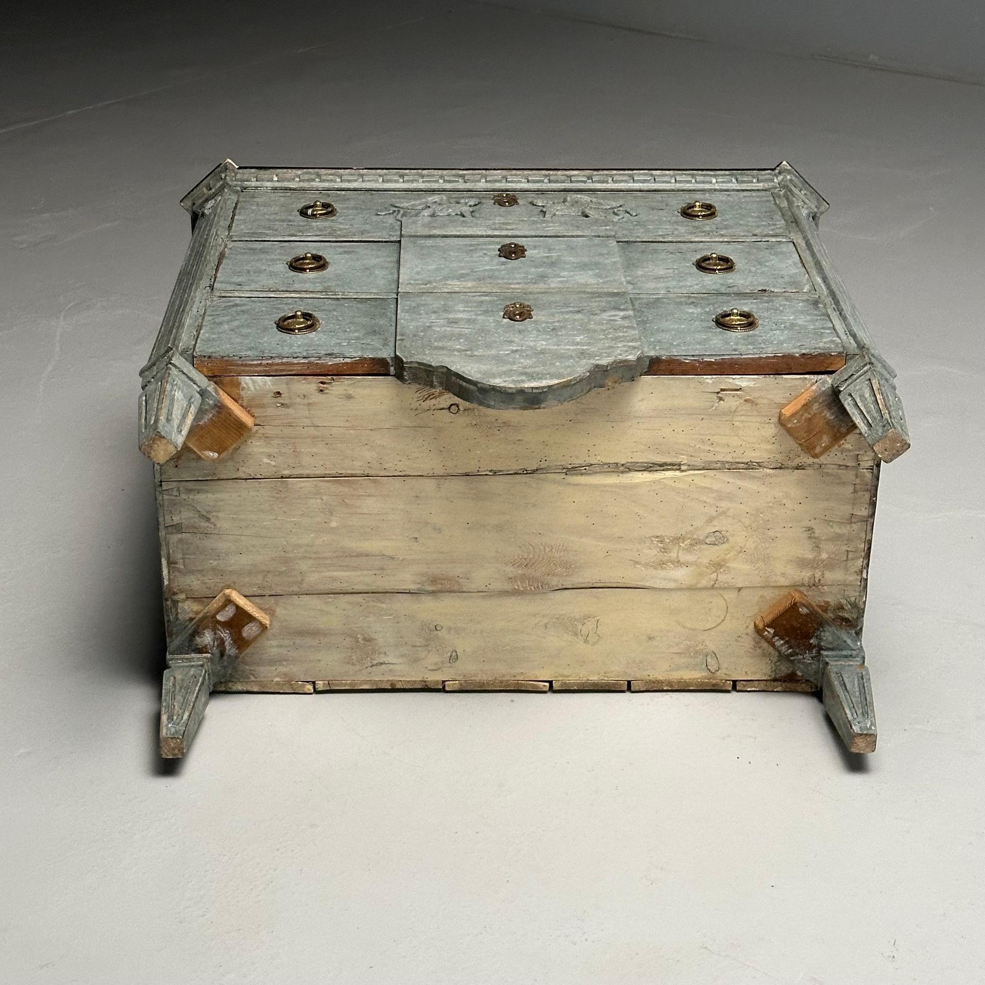 Gustavo, Commode svedese, vernice blu invecchiata, ottone, Svezia, XIX secolo. in vendita 8