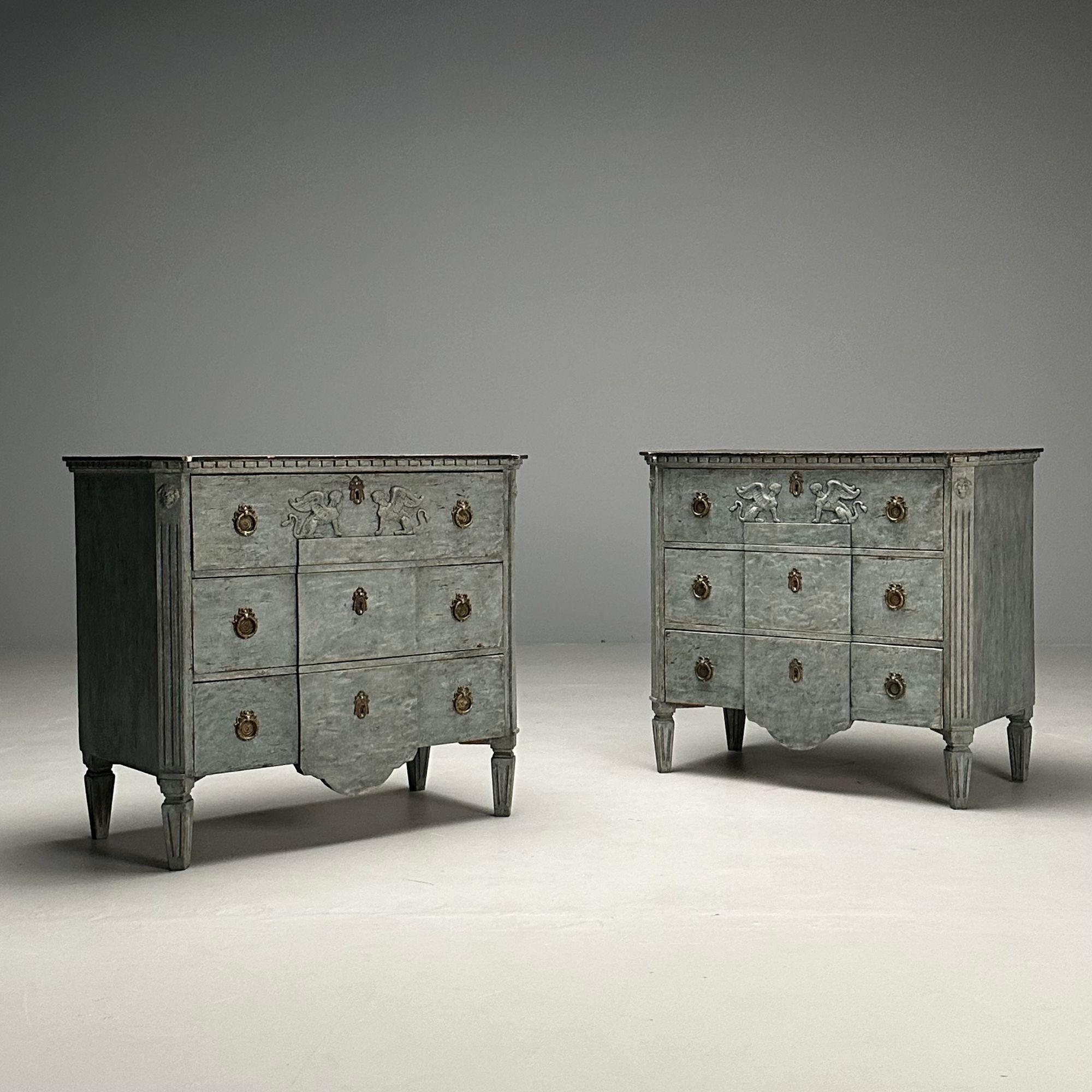 Gustavo, Commode svedese, vernice blu invecchiata, ottone, Svezia, XIX secolo.

Coppia di comò o cassettiere in stile gustaviano dipinte di blu con effetto angosciato, disegnate e prodotte in Svezia nella seconda metà del XIX secolo. Ogni mobile ha