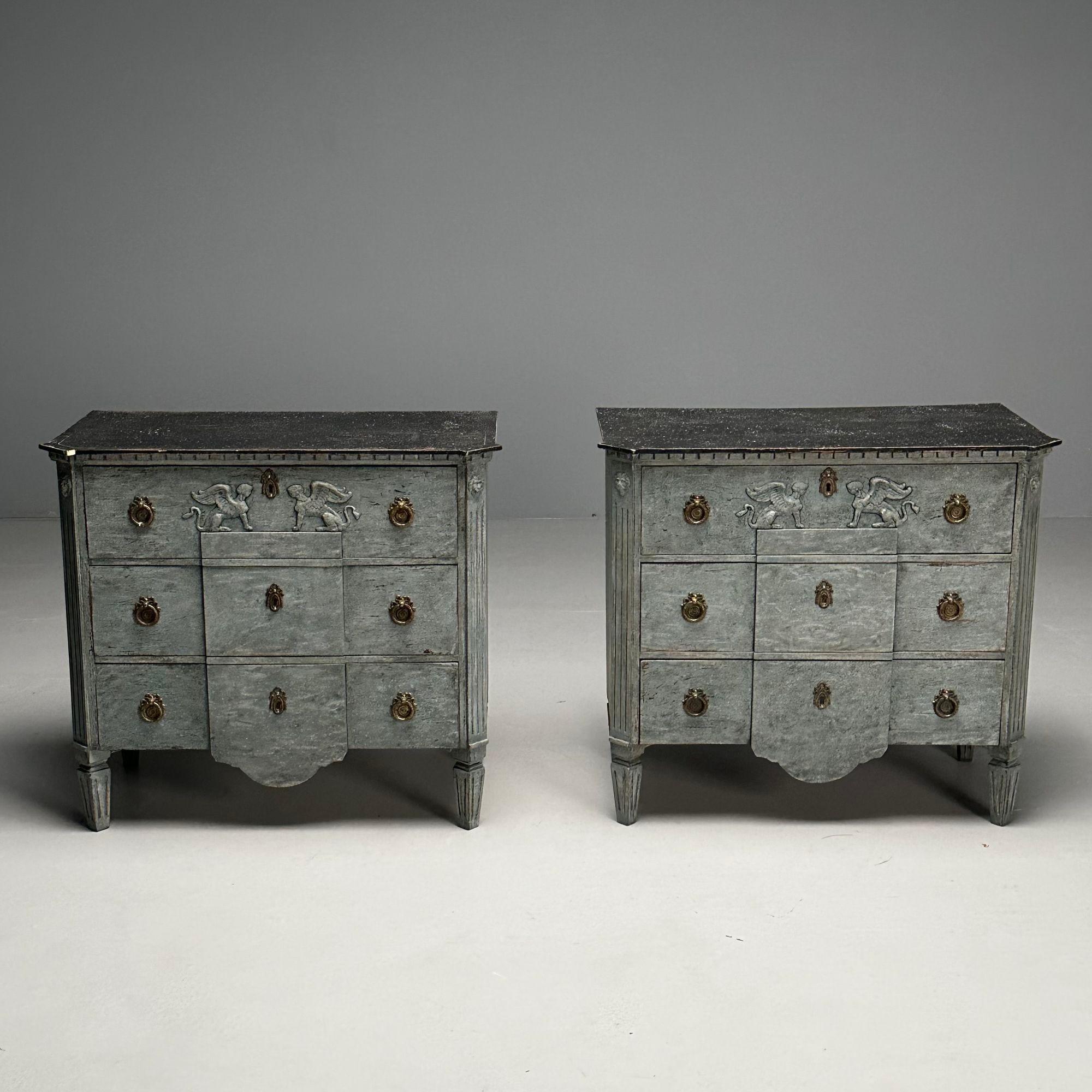 Gustaviano Gustavo, Commode svedese, vernice blu invecchiata, ottone, Svezia, XIX secolo. in vendita