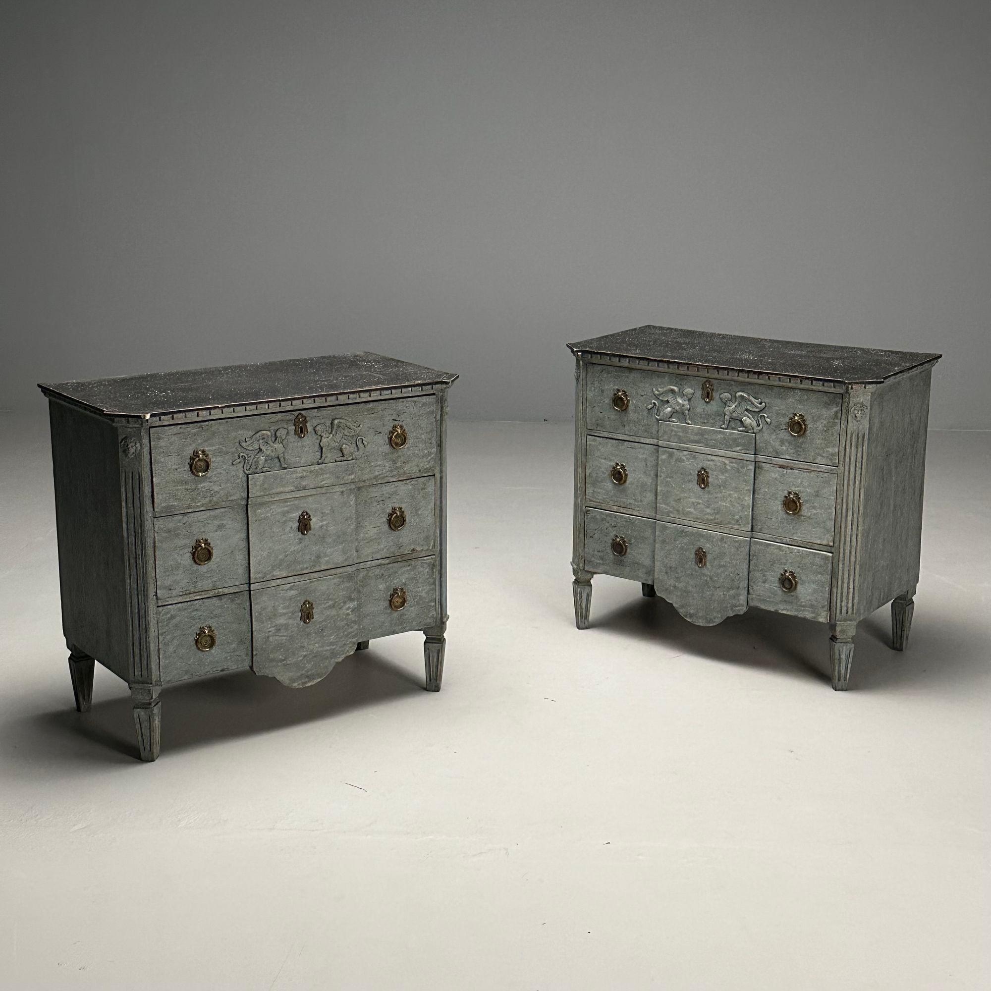 Gustavo, Commode svedese, vernice blu invecchiata, ottone, Svezia, XIX secolo. In condizioni buone in vendita a Manhasset, NY