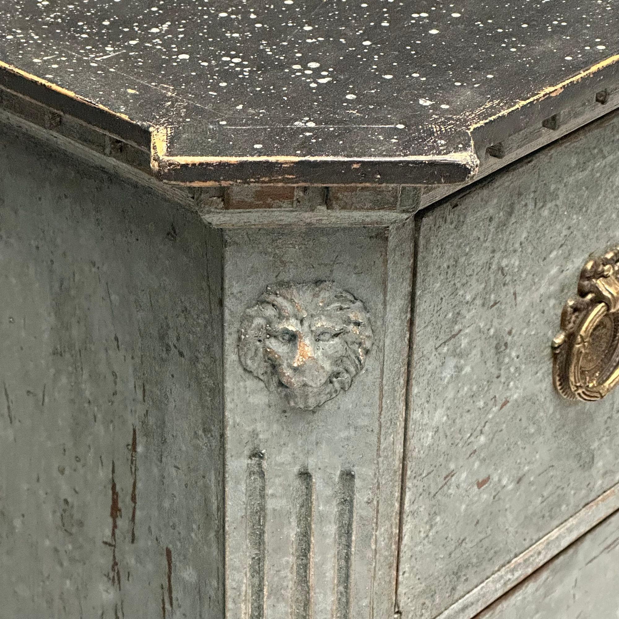 Fine XIX secolo Gustavo, Commode svedese, vernice blu invecchiata, ottone, Svezia, XIX secolo. in vendita