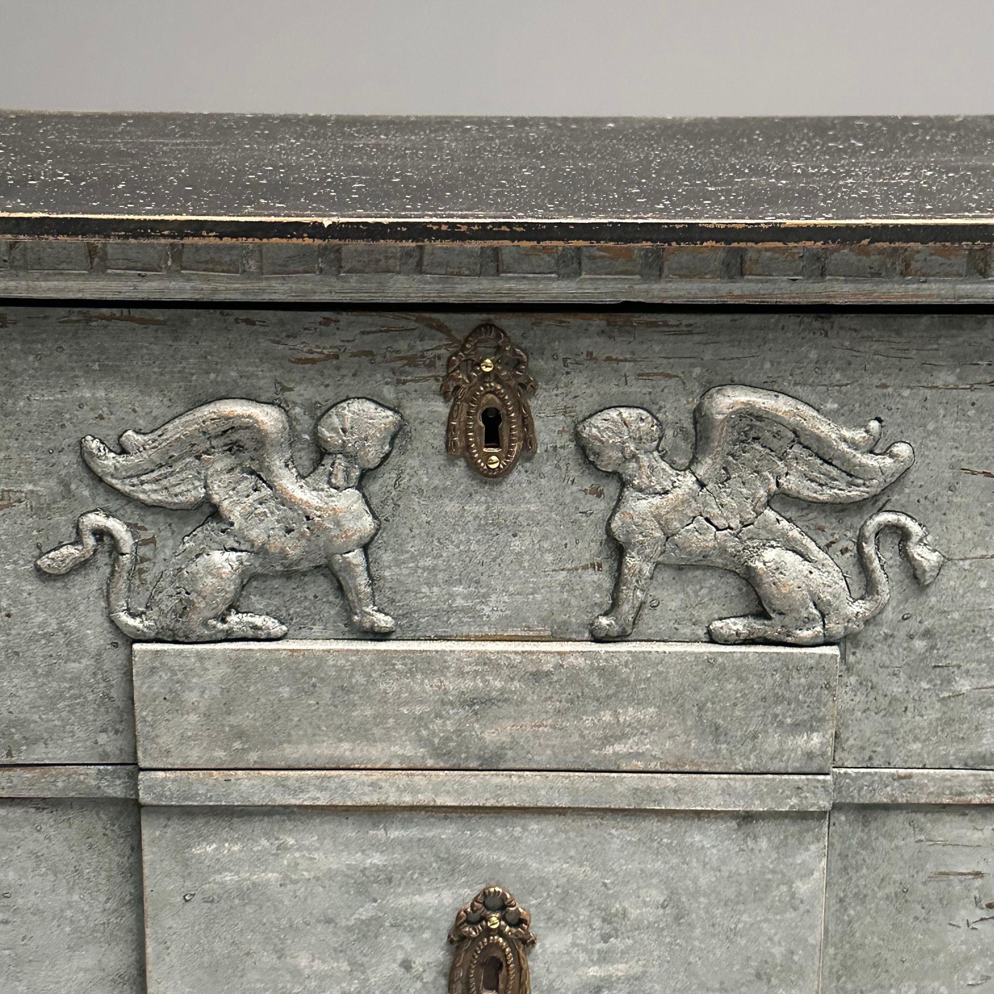 Gustavo, Commode svedese, vernice blu invecchiata, ottone, Svezia, XIX secolo. in vendita 1