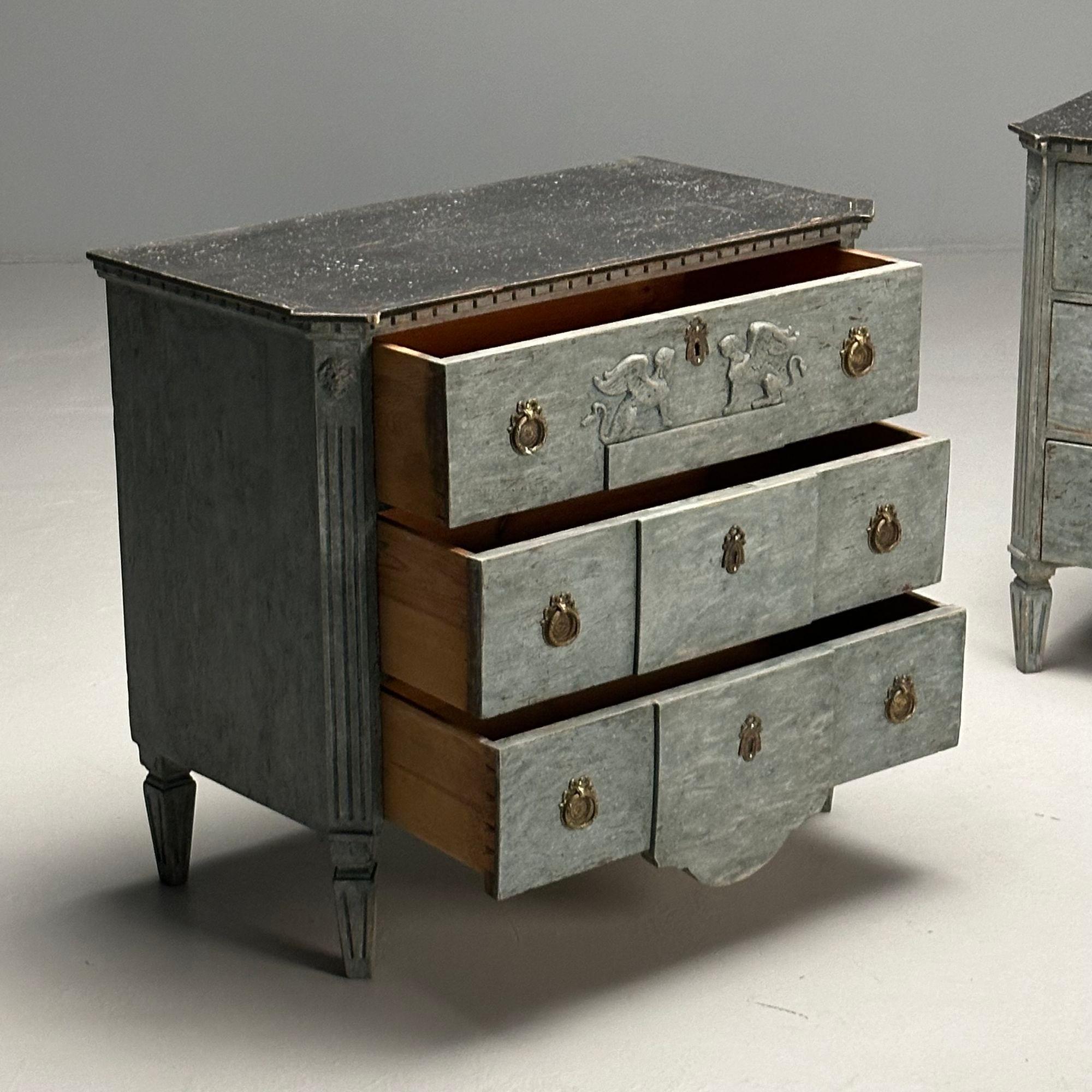 Gustavo, Commode svedese, vernice blu invecchiata, ottone, Svezia, XIX secolo. in vendita 2