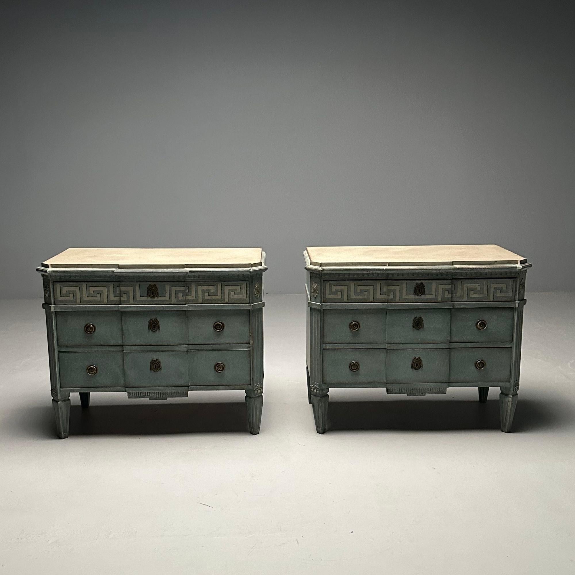 Gustavianische, schwedische Kommoden, Truhen oder Nachttische, blaue Farbe, Messing, Schweden, 19/20.

Atemberaubendes Paar Kommoden mit drei Schubladen, Kommoden oder Nachttische mit einem schwedischen Finish in einem verführerischen Paket weiß und