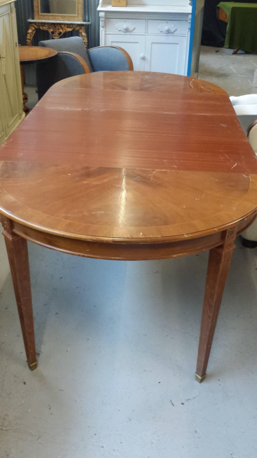 Unusual early 1900s Gustavian extendable dining table with top grade quilted mahogany veneers,

Lovely pyramid fluted legs with a rosette detailing and brass feet.

It is approximate 110 cm in diameter un-extended and goes to 230 cm extended