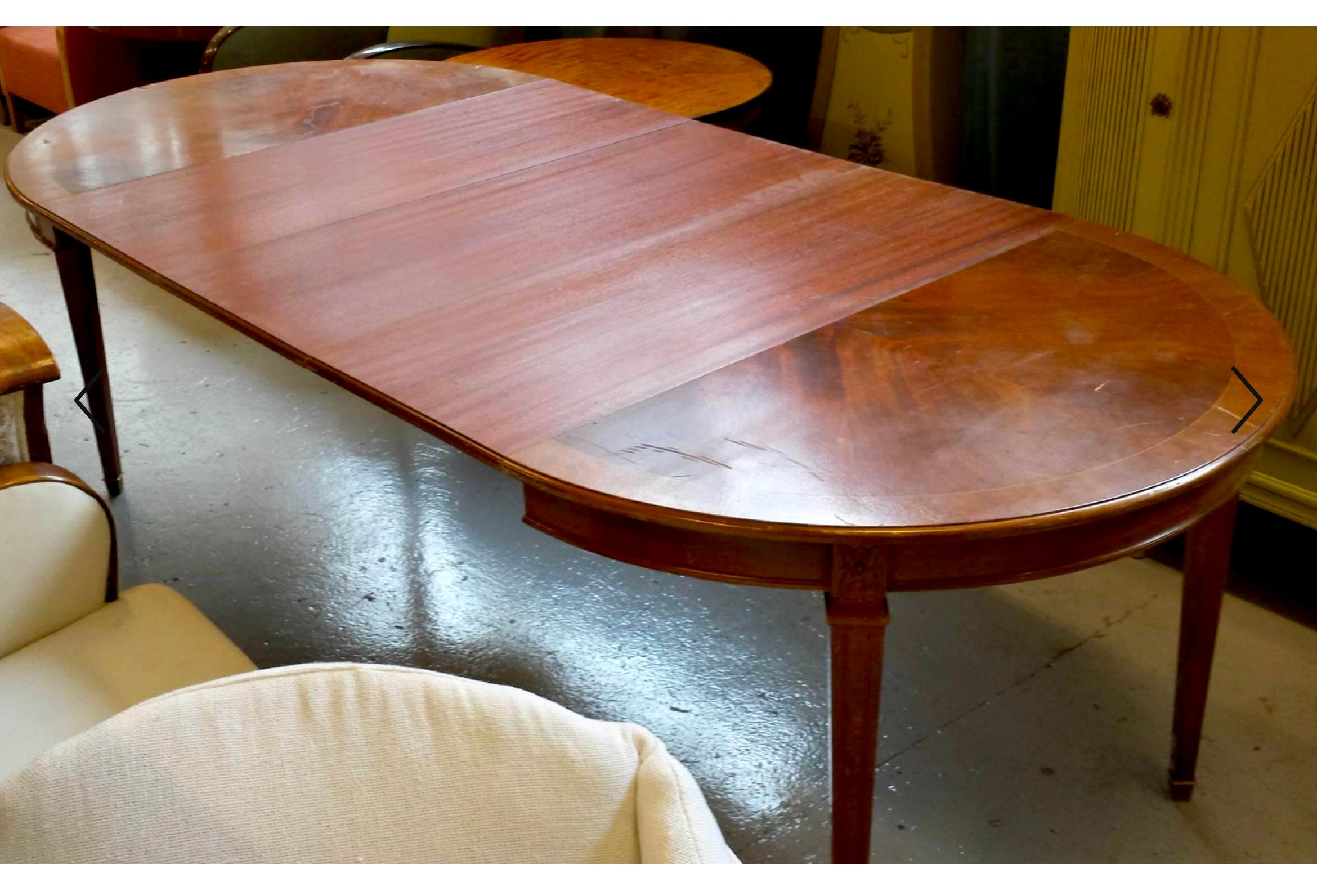 Unusual early 1900s Gustavian extendable dining table with top grade quilted mahogany veneers,

Lovely pyramid fluted legs with a rosette detailing and brass feet.

It is approximate 110 cm in diameter un-extended and goes to 230 cm extended with