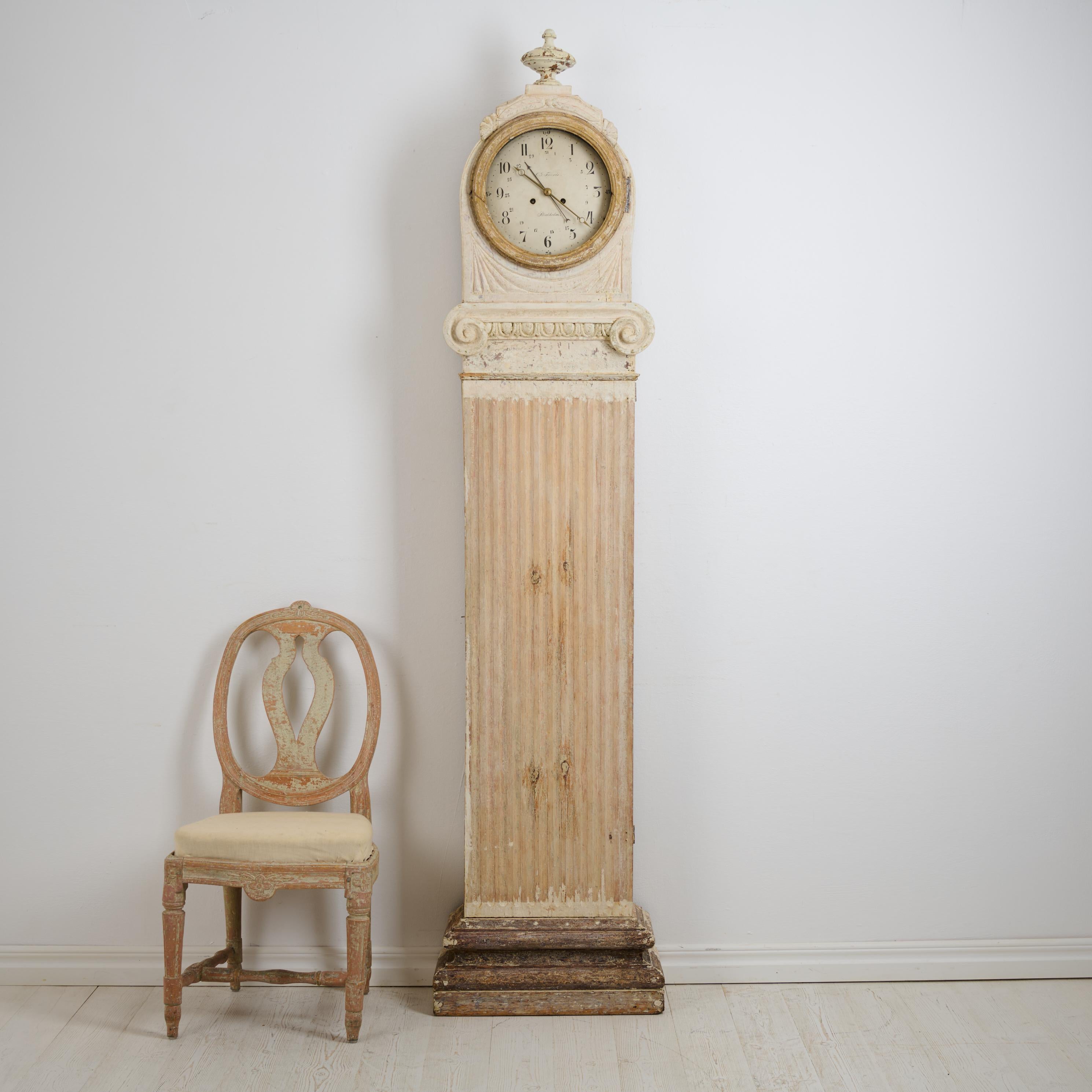 Gustavian long case clock from Sweden made during the late 1700s. Unusual straight column-shaped case with the classic gustavian ribbed decor. The clock was made in Stockholm during the late 1700s and the clock face is signed “Stockholm”. Dry