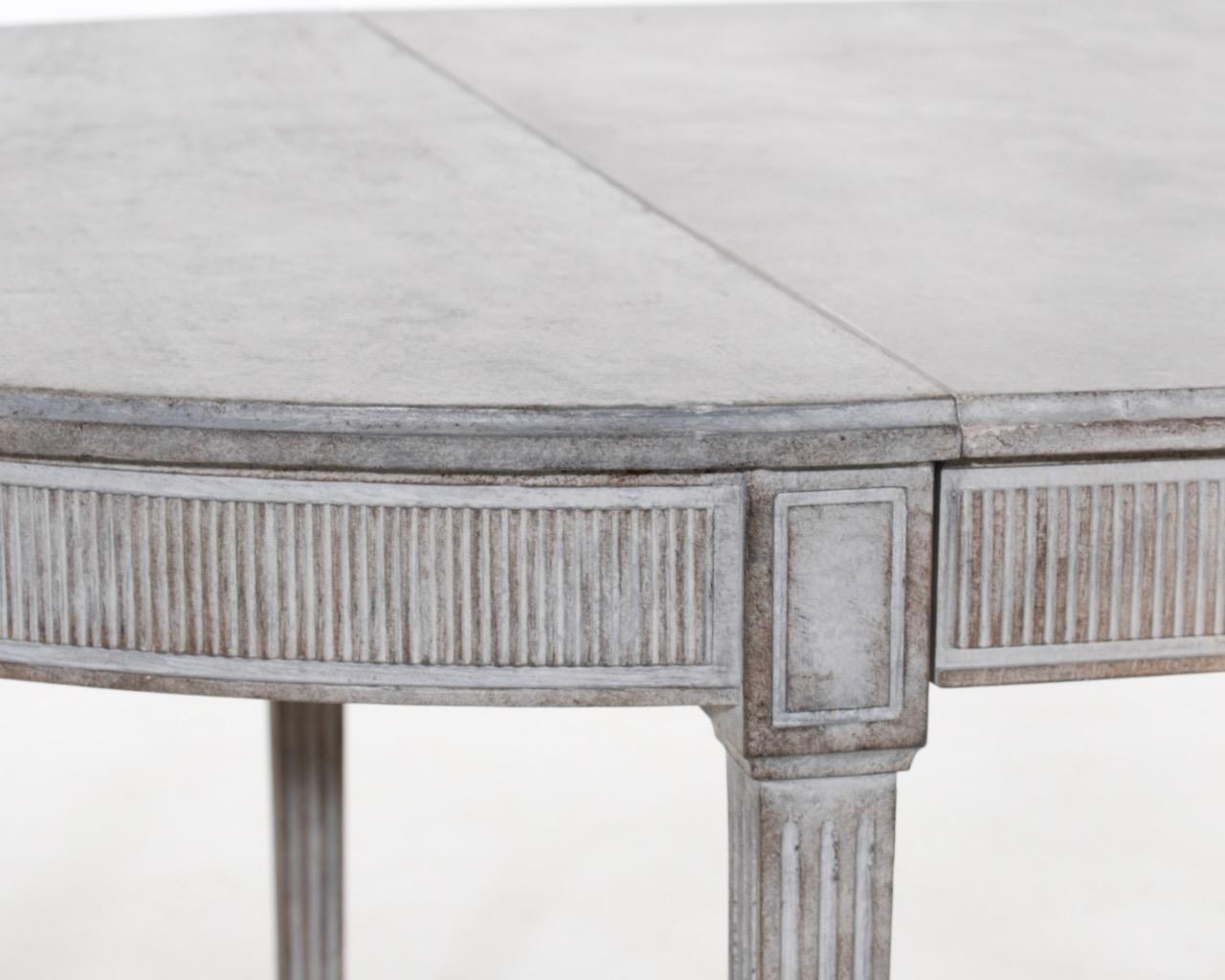 Very fine richly carved Gustavian style extension table with two leaves, late 19th century
Measures: H. 76 L-without. 116 L-total. 236 D. 115 cm
H. 29.9 L-without. 45.6 L-total. 92.9 D. 45.2 in.